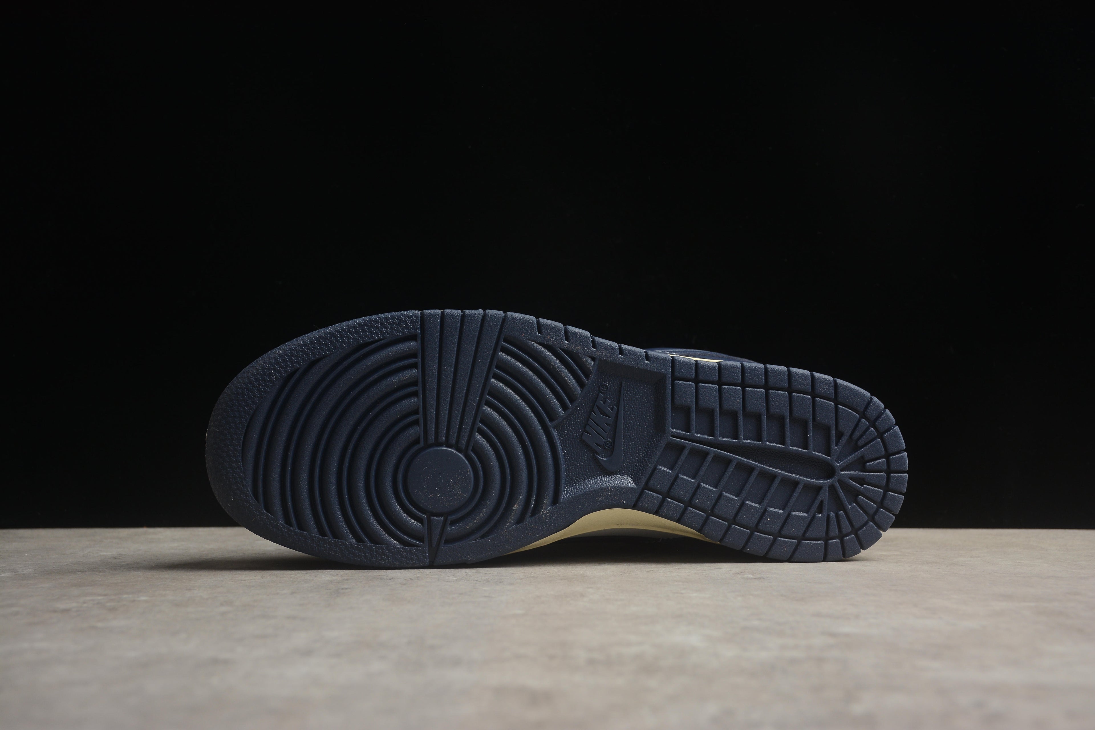 Dunk SB – Azul Oscuro / Blanco