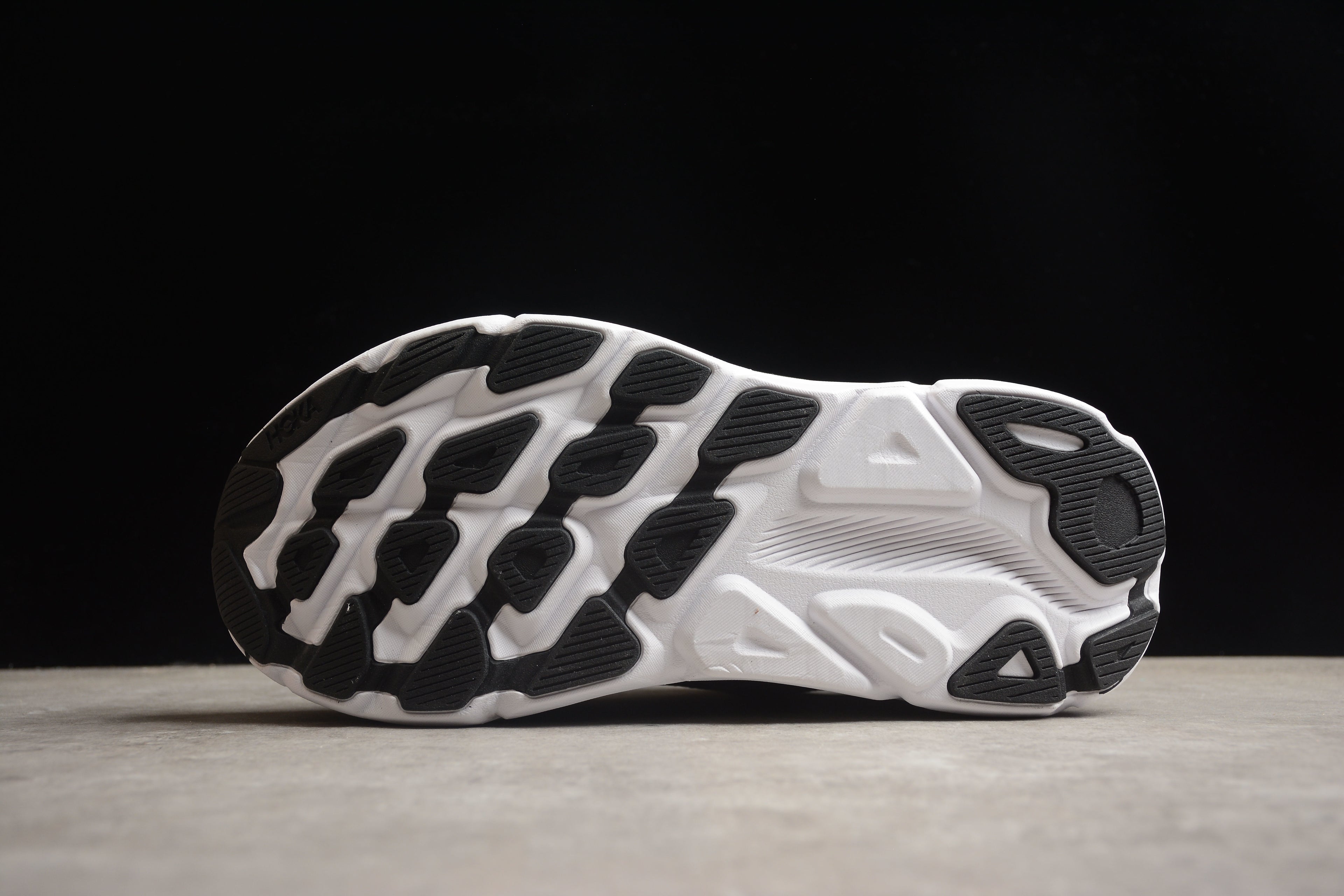 Hoka Clifton 9 – Negro / Blanco