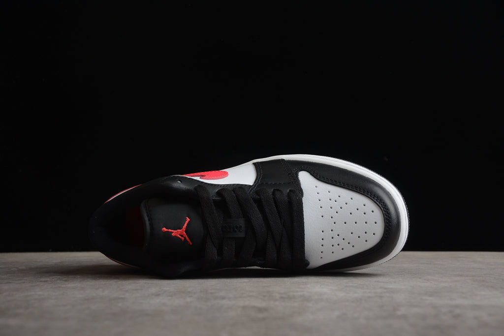 Jordan 1 Low – Negro / Blanco / Rosa