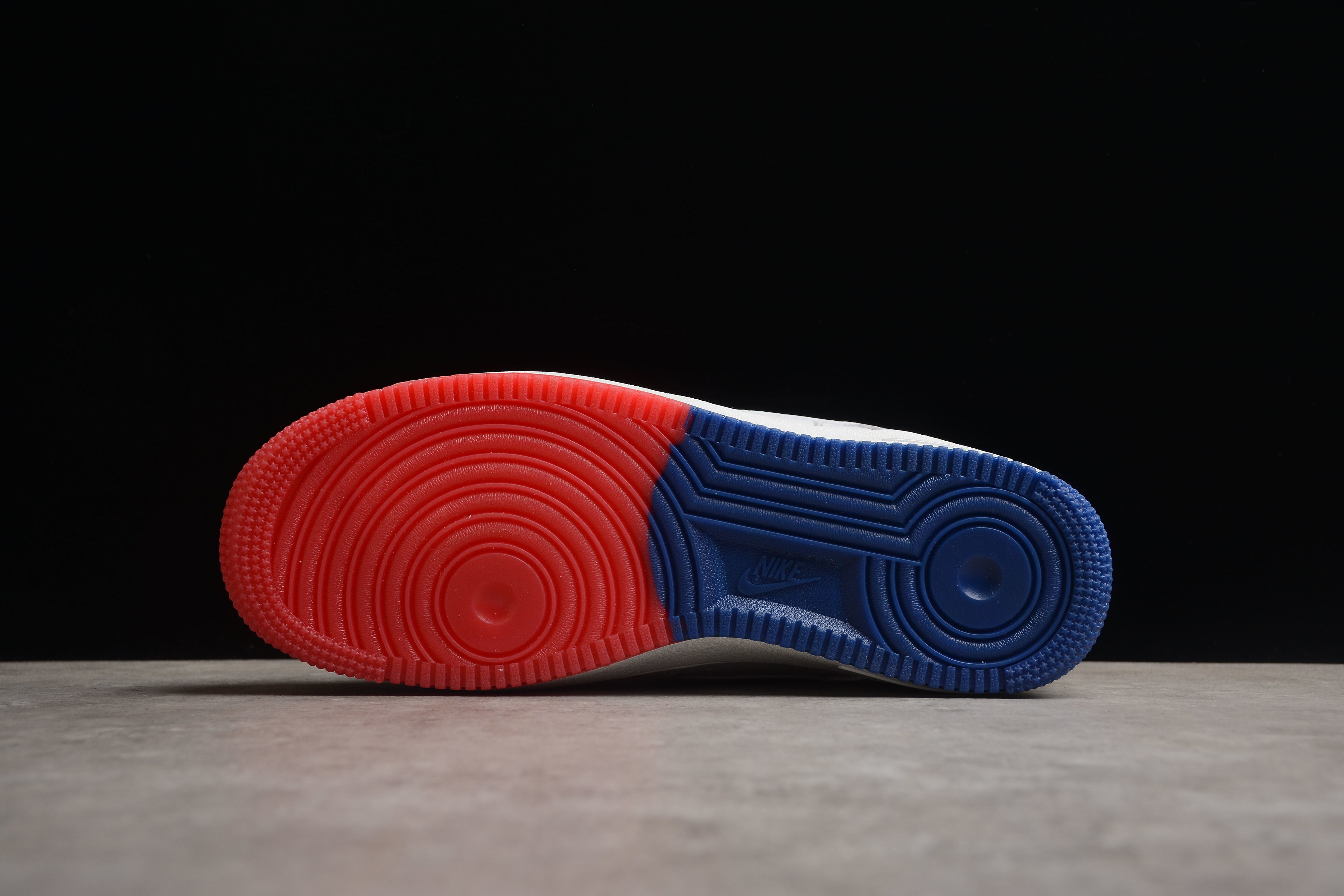 Nike Air Force 1 Low – Blanco / Rojo / Azul
