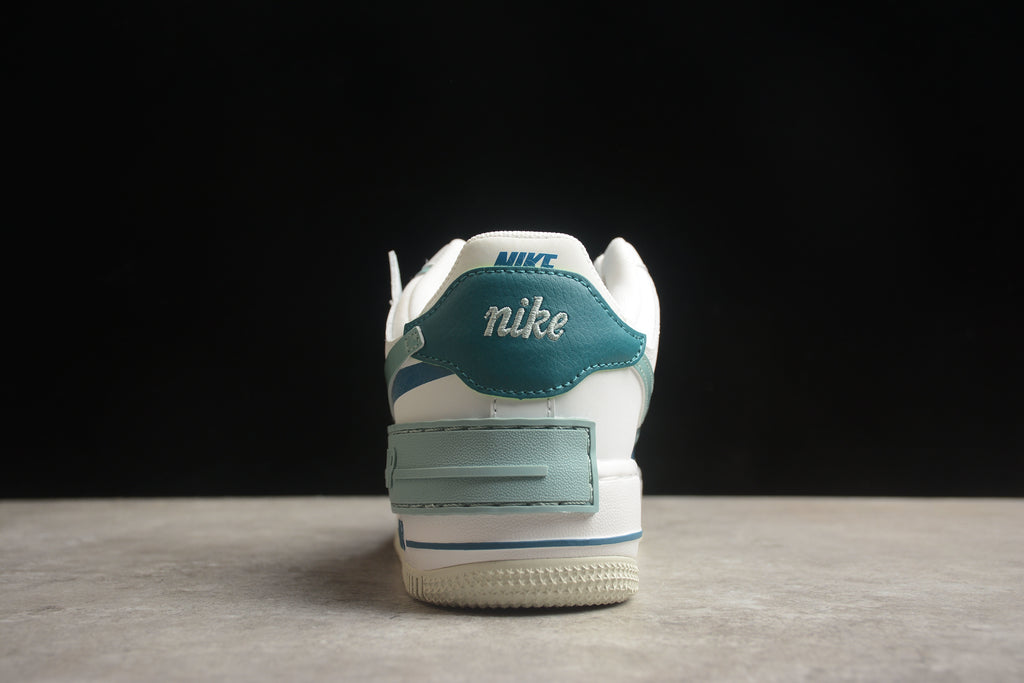 Air Force 1 Shadow – Blanco / Azul / Rosa