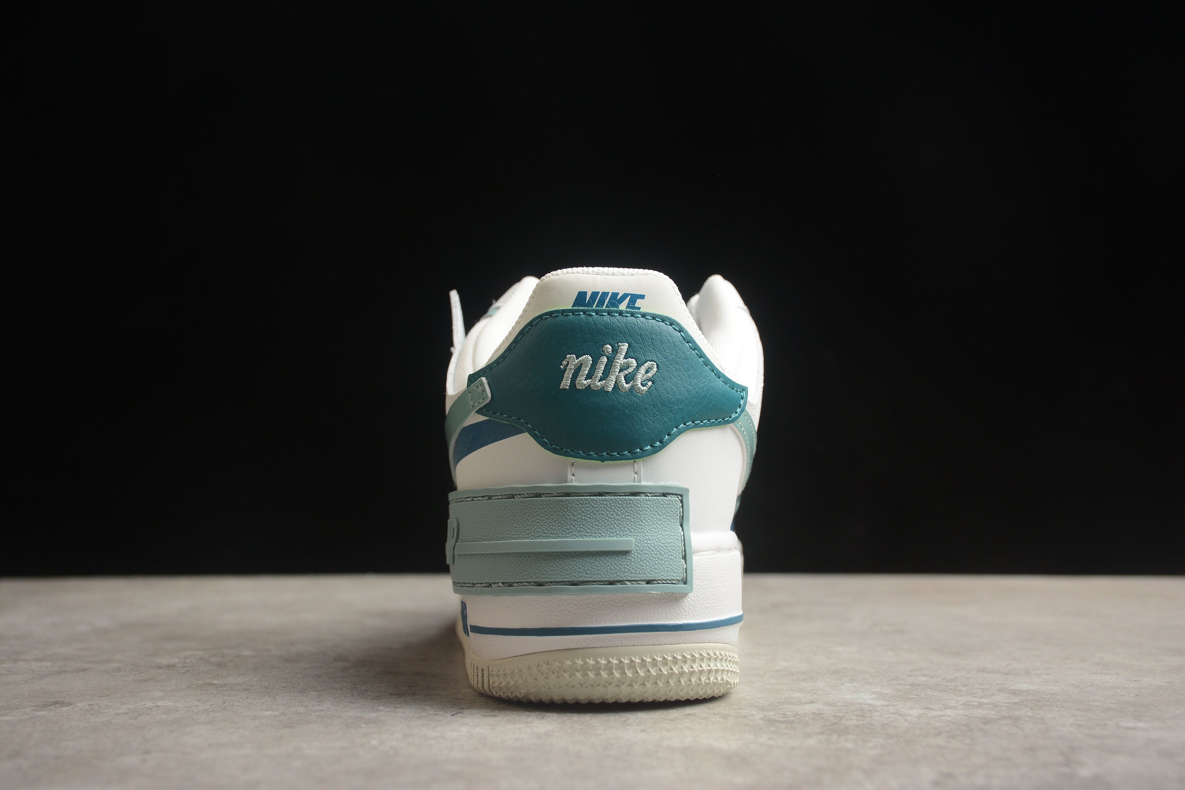 Air Force 1 Shadow – Blanco / Azul / Rosa