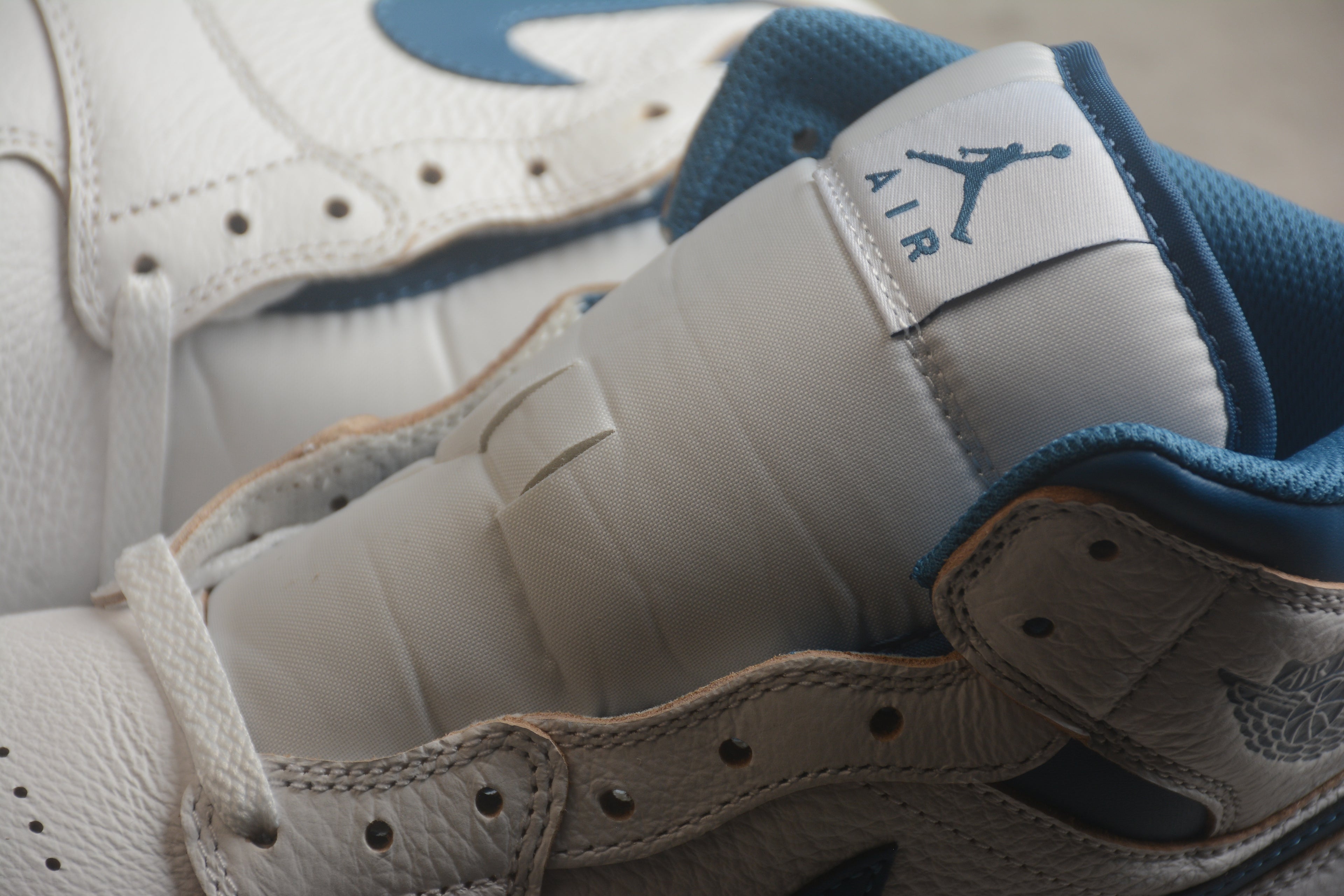 Air Jordan 1 Mid – Blanco / Azul