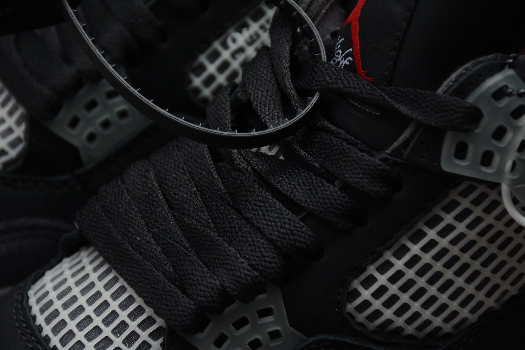 Air Jordan 4 – Negro / Gris / Beige