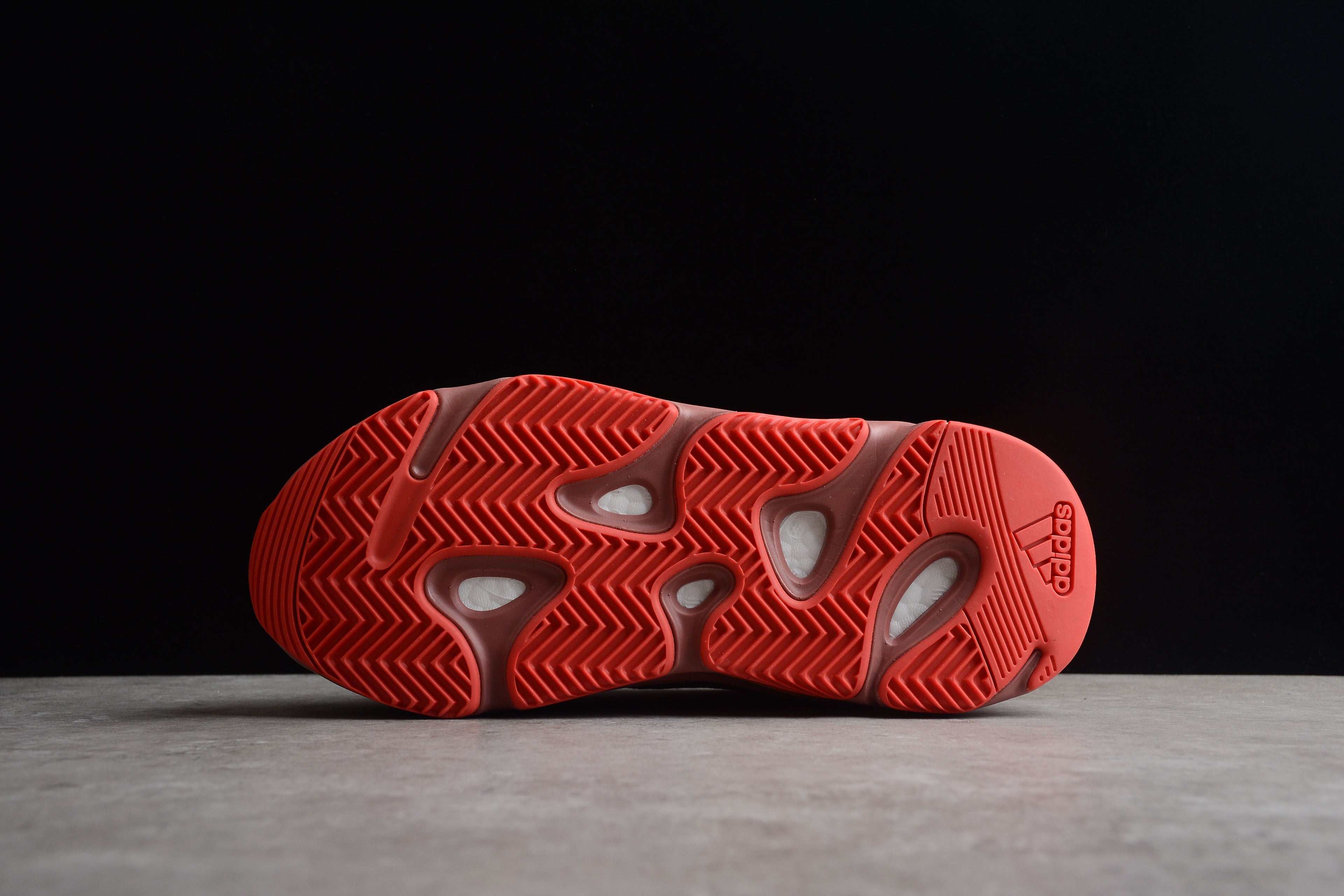Adidas Yeezy 700 – Rojo