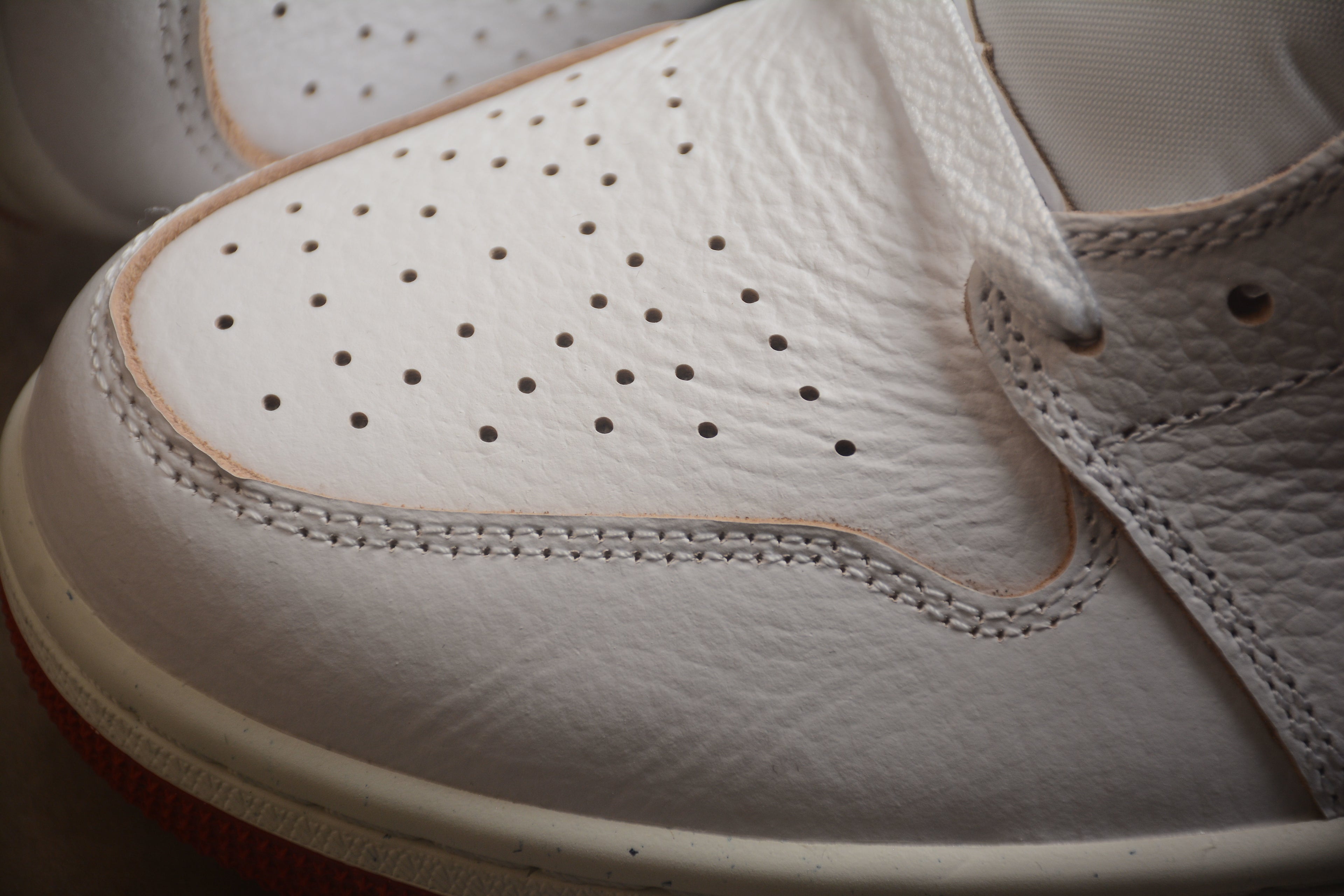 Air Jordan 1 Mid – Blanco / Rojo