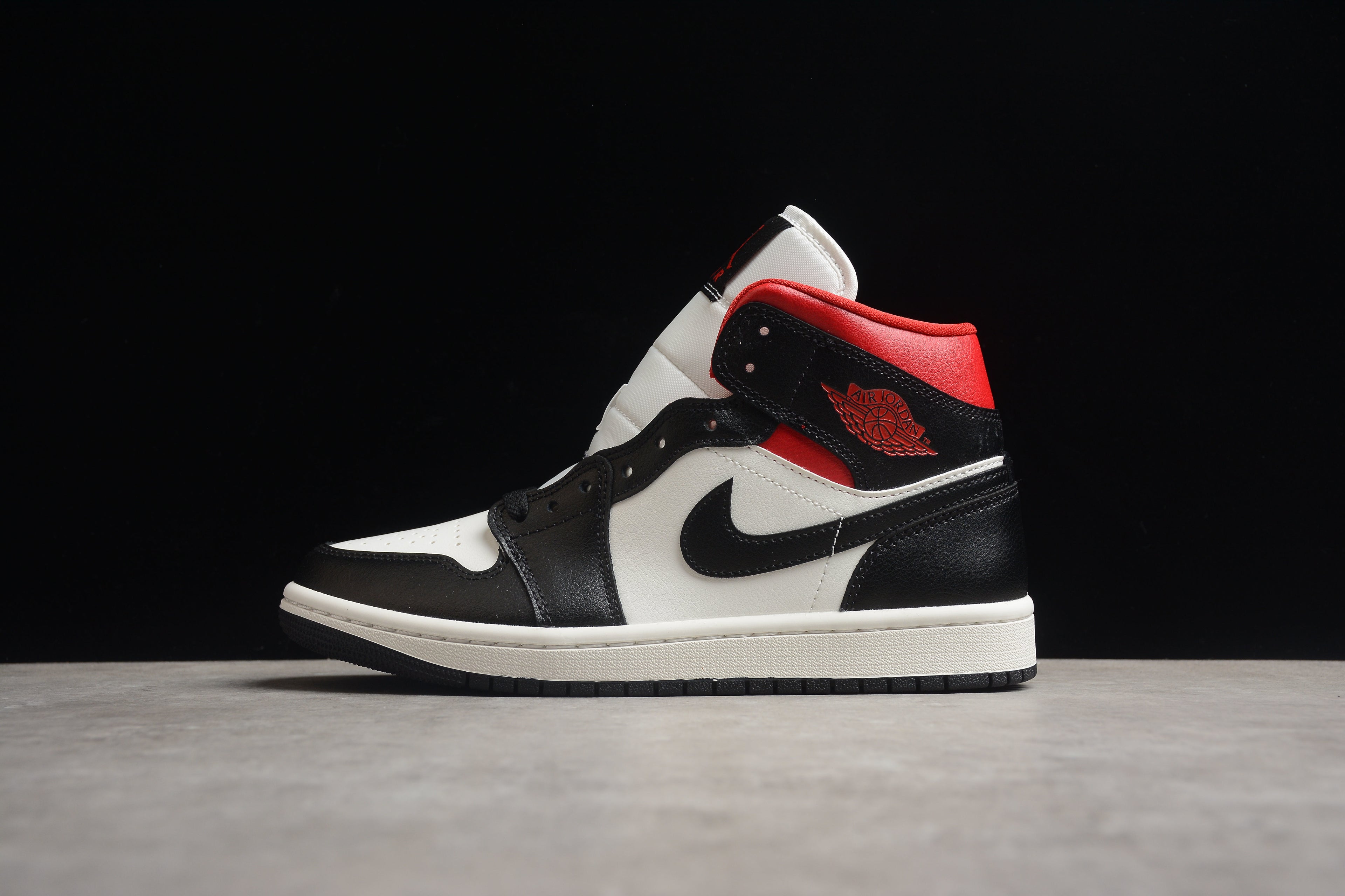 Air Jordan 1 Mid – Negro / Rojo / Blanco