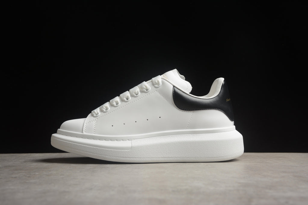 Alexander McQueen – Blanco / Negro / Letras Doradas