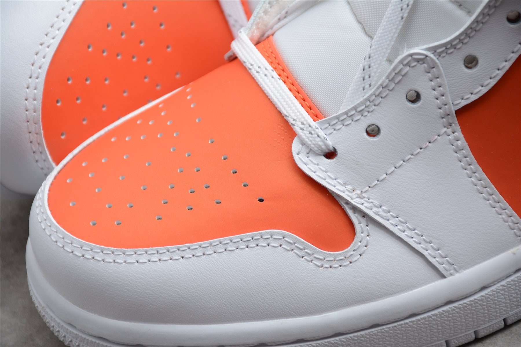 Air Jordan 1 Mid – Blanco / Naranja