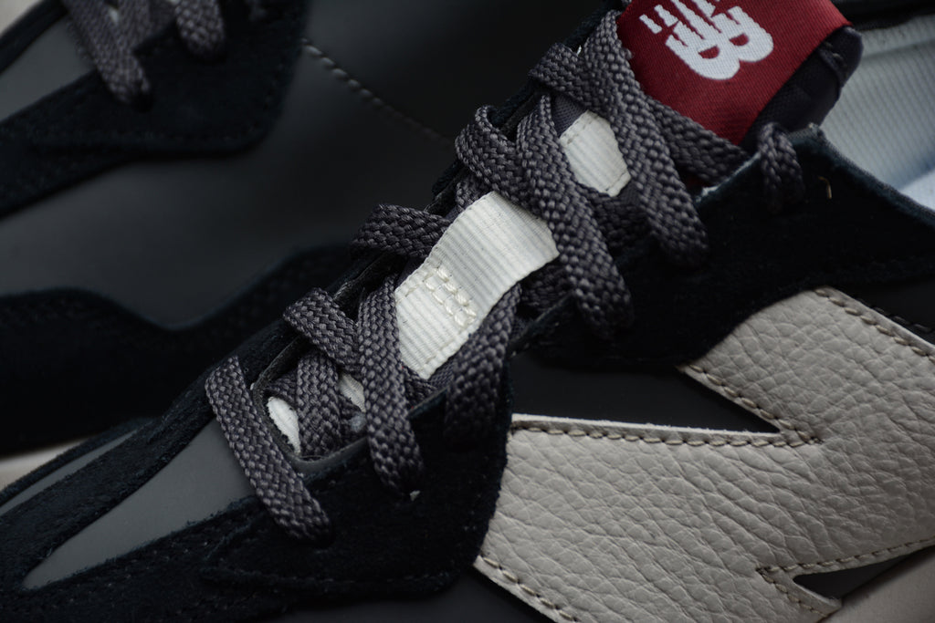 New Balance 327 – Negro / Blanco