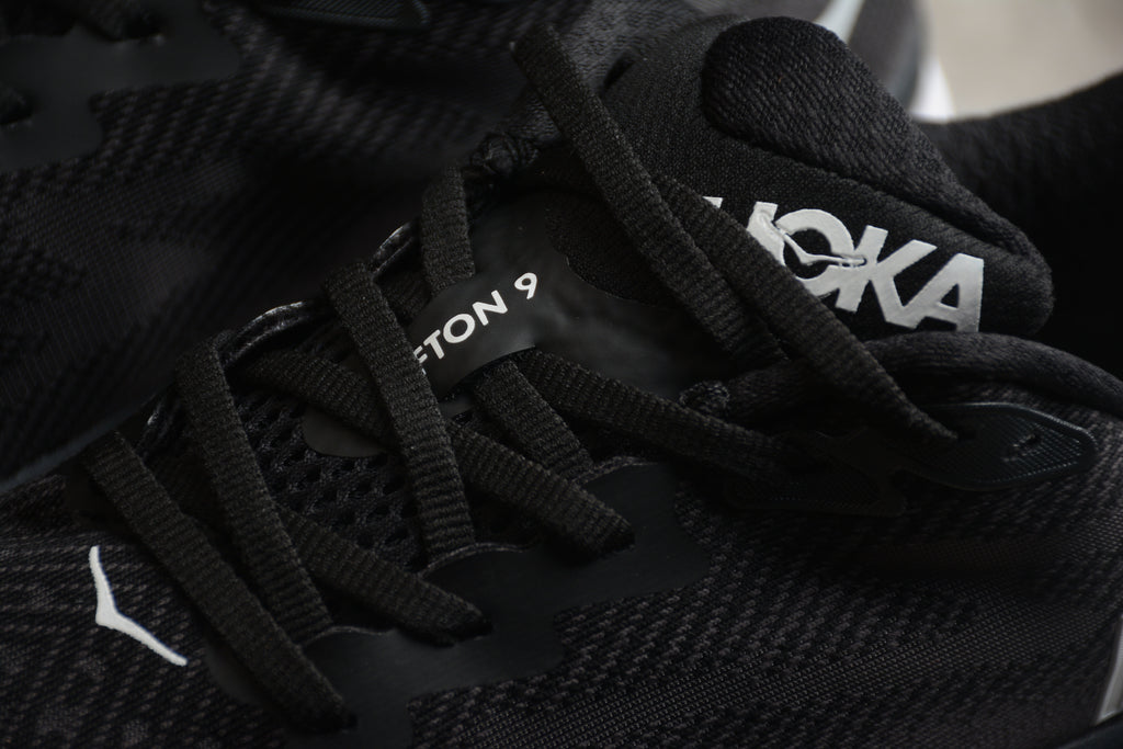 Hoka Clifton 9 – Negro / Blanco