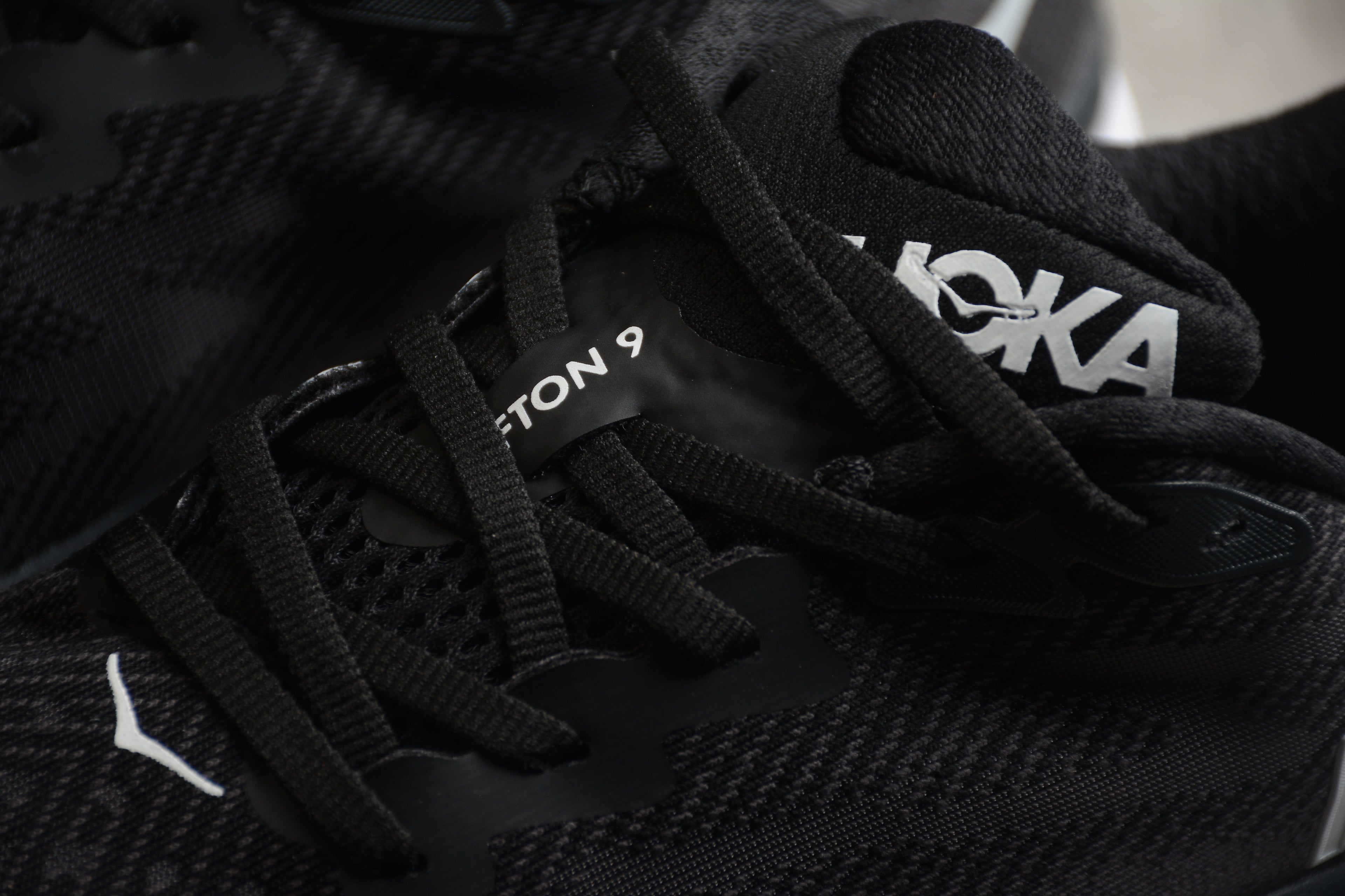Hoka Clifton 9 – Negro / Blanco