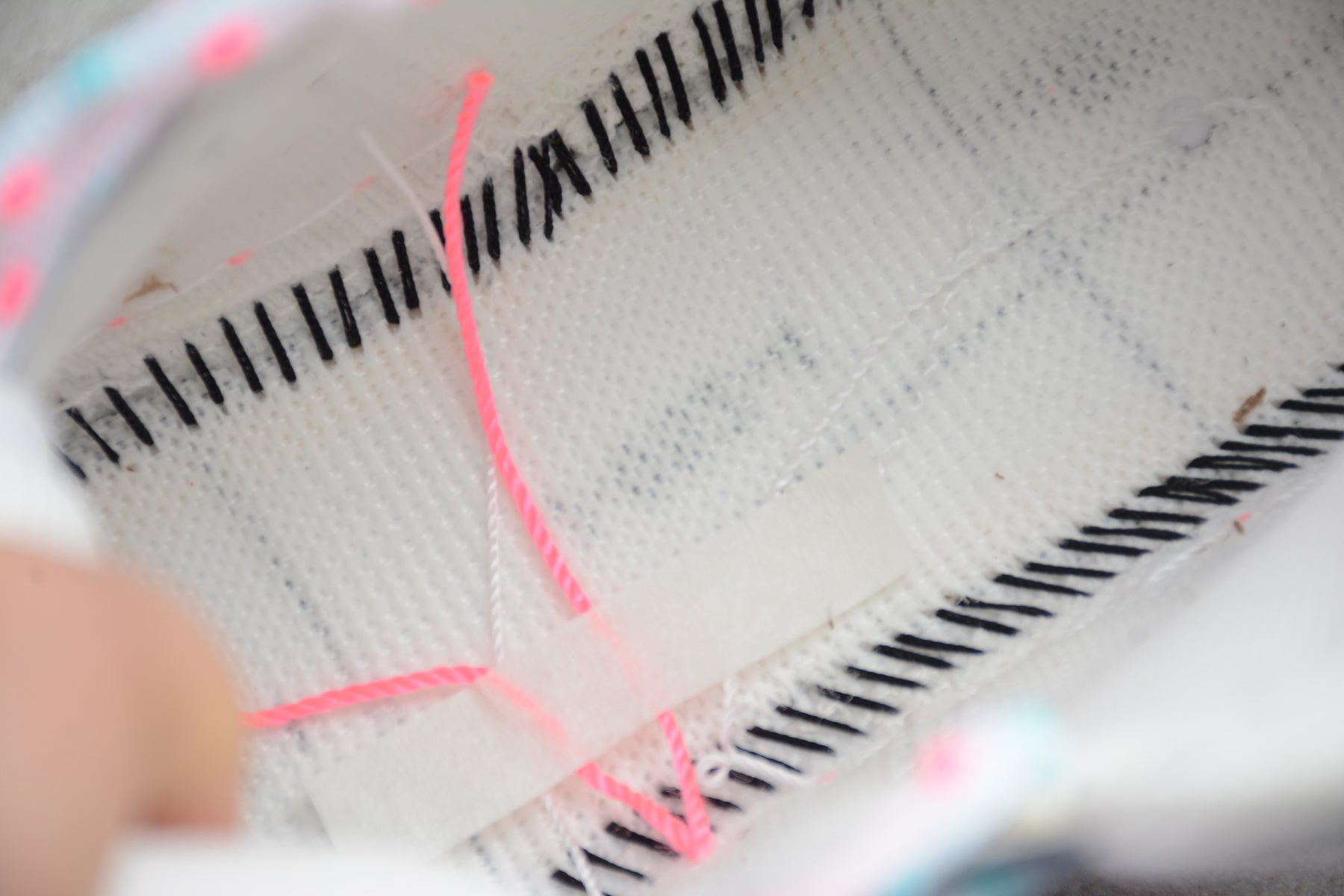 Air Jordan 1 Mid – Blanco / Rosa / Turquesa