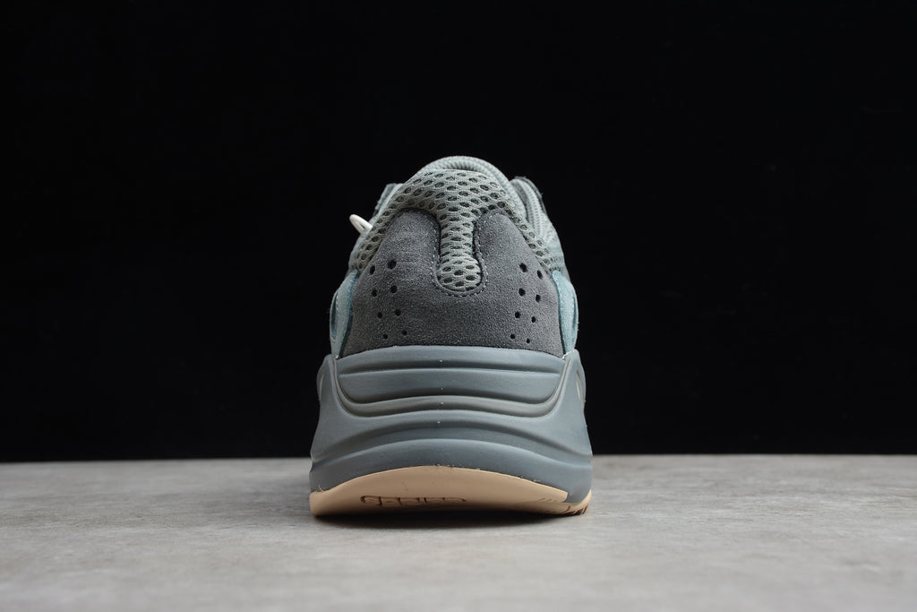 Adidas Yeezy 700 – Gris Claro