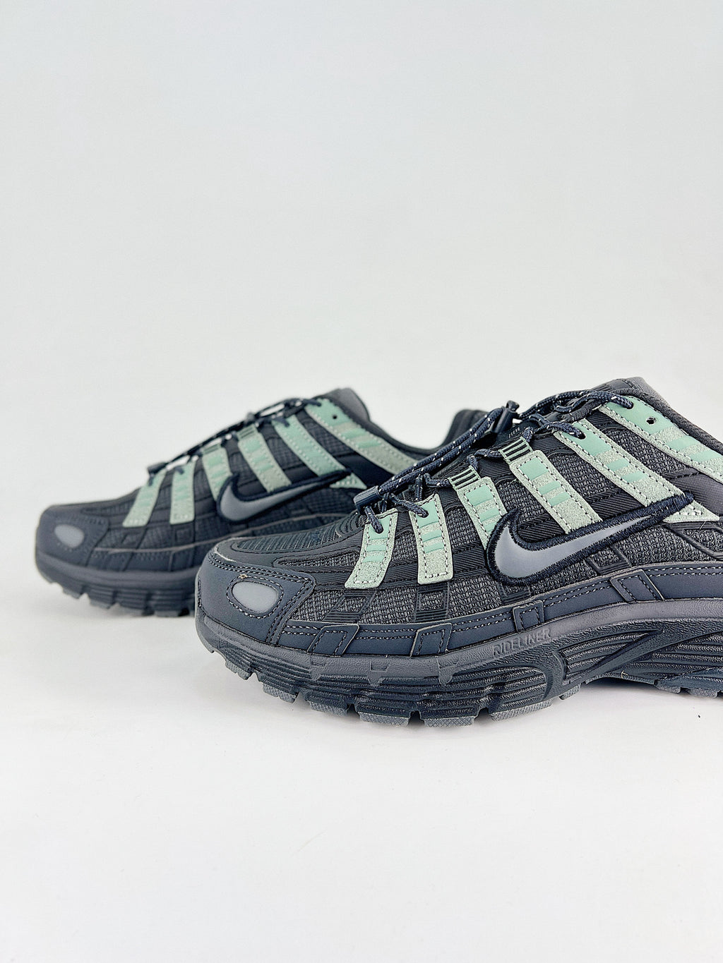 P-6000 – Gris Oscuro / Turquesa