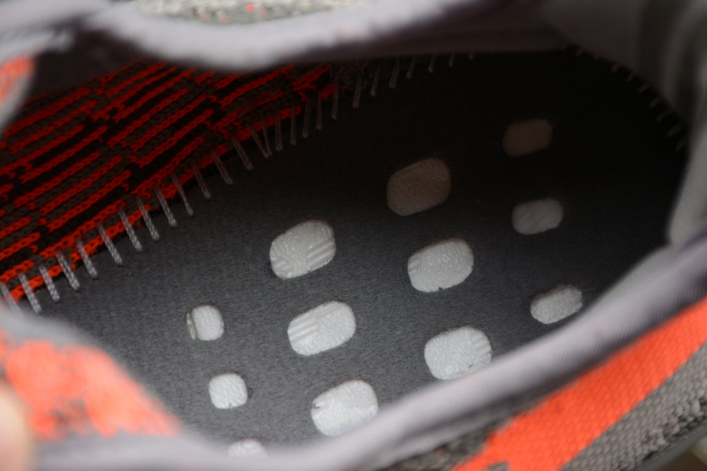 Adidas Yeezy 350 – Gris / Negro / Naranja