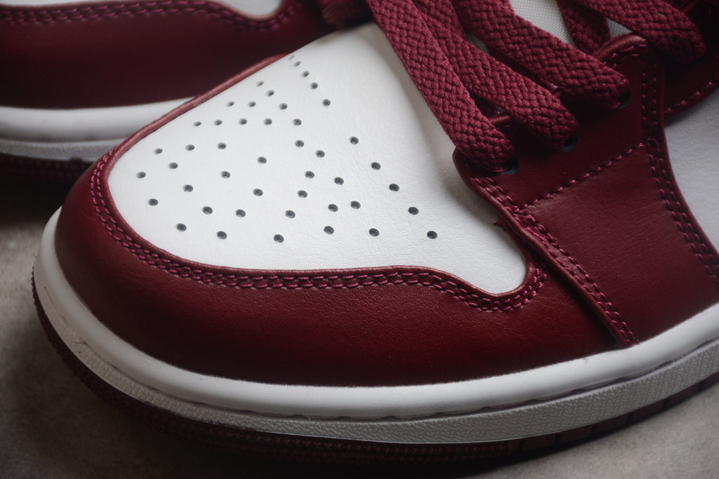 Jordan 1 Low – Granate / Blanco