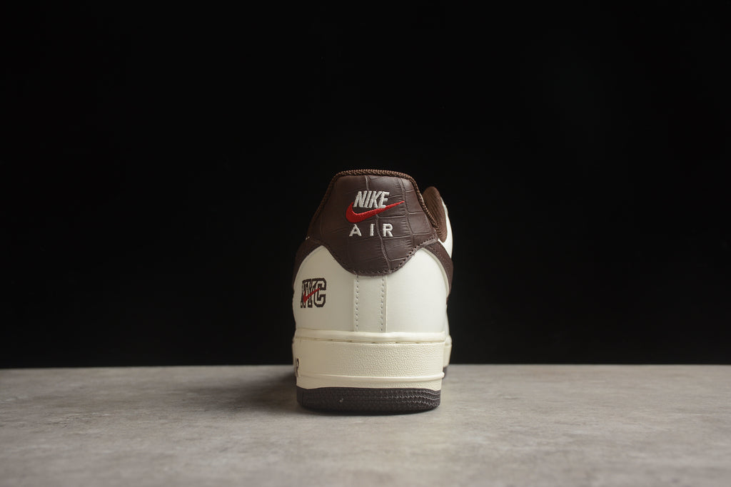 Nike Air Force 1 Low – Blanco / Marrón