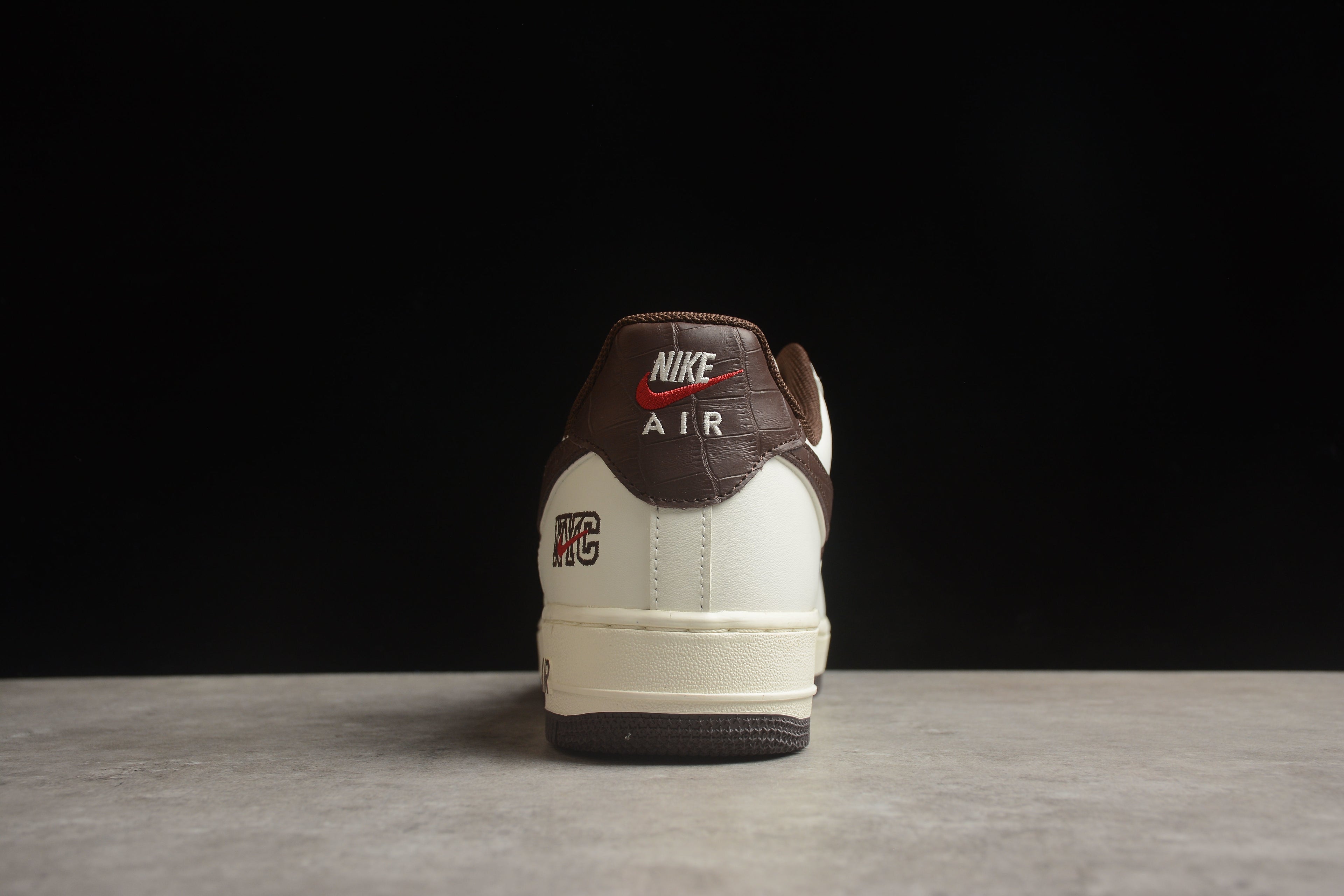 Nike Air Force 1 Low – Blanco / Marrón
