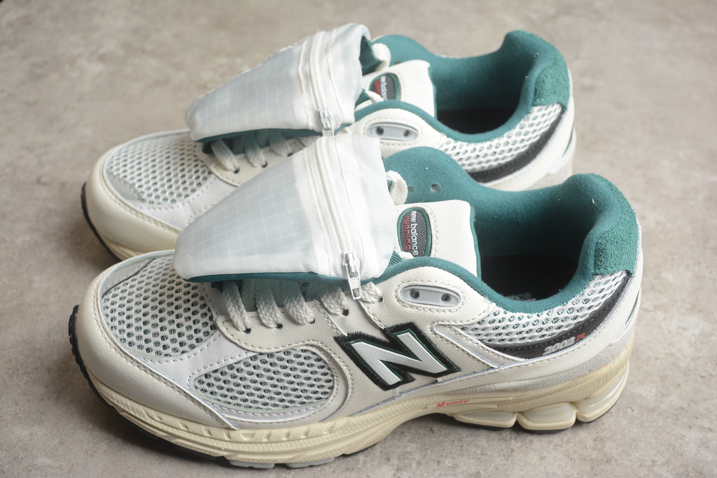 New Balance 2002R – Beige / Negro