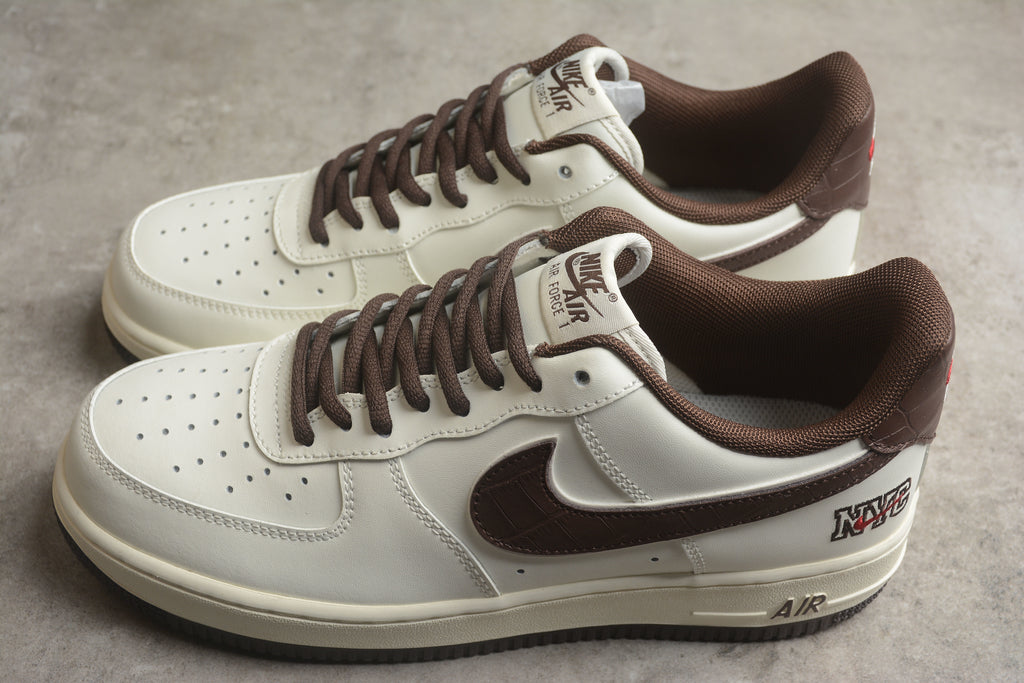 Nike Air Force 1 Low – Blanco / Marrón