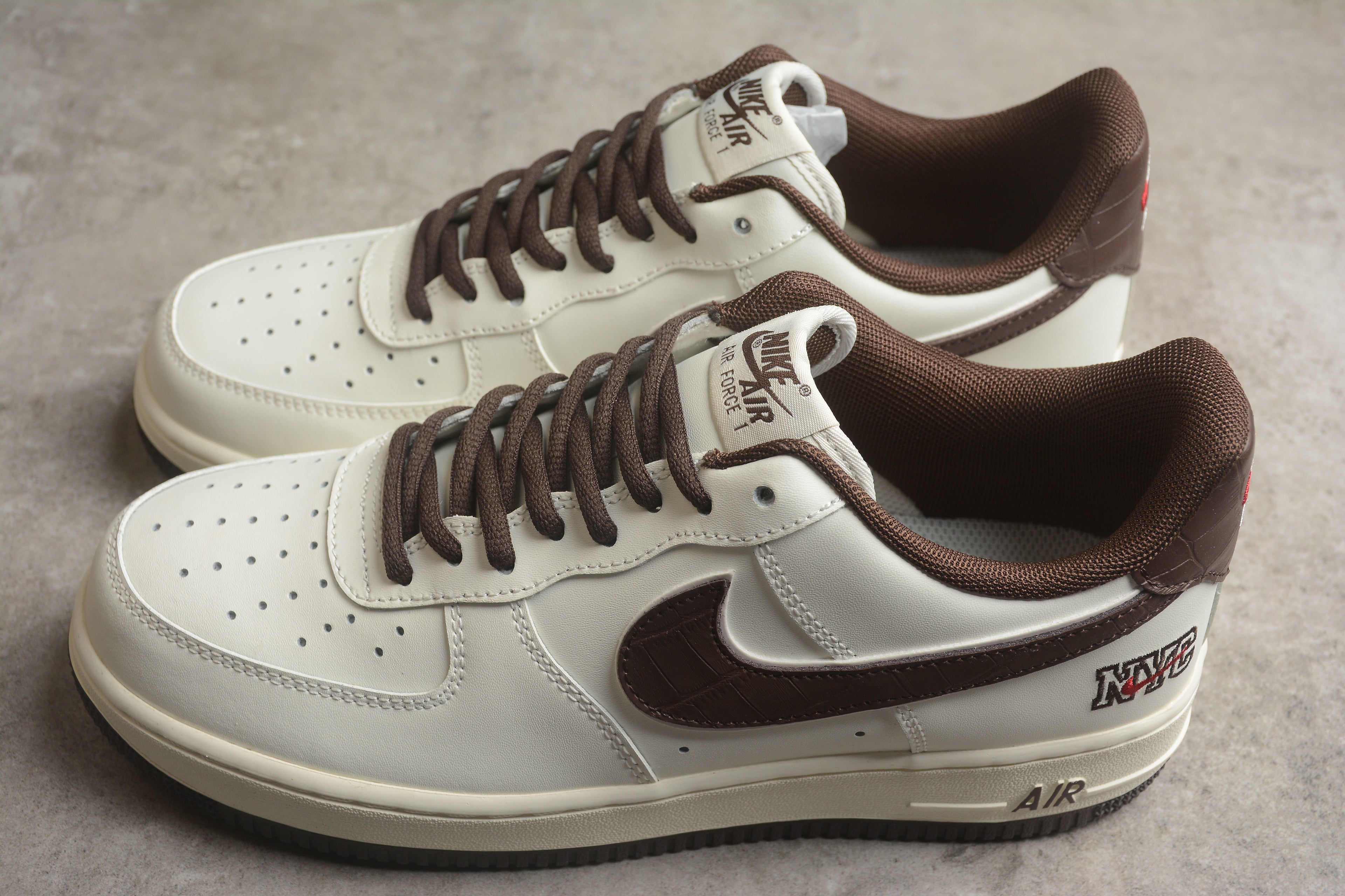 Nike Air Force 1 Low – Blanco / Marrón
