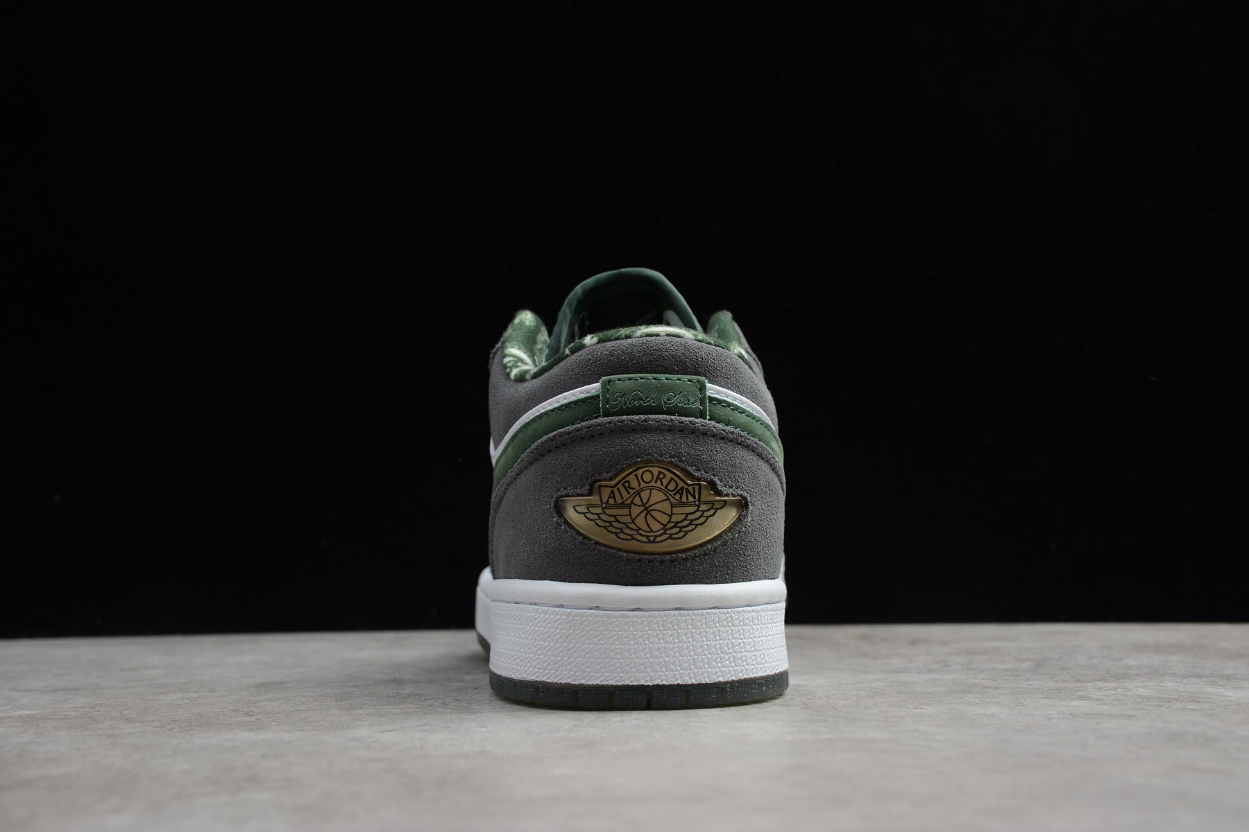 Jordan 1 Low – Beige Oscuro / Negro