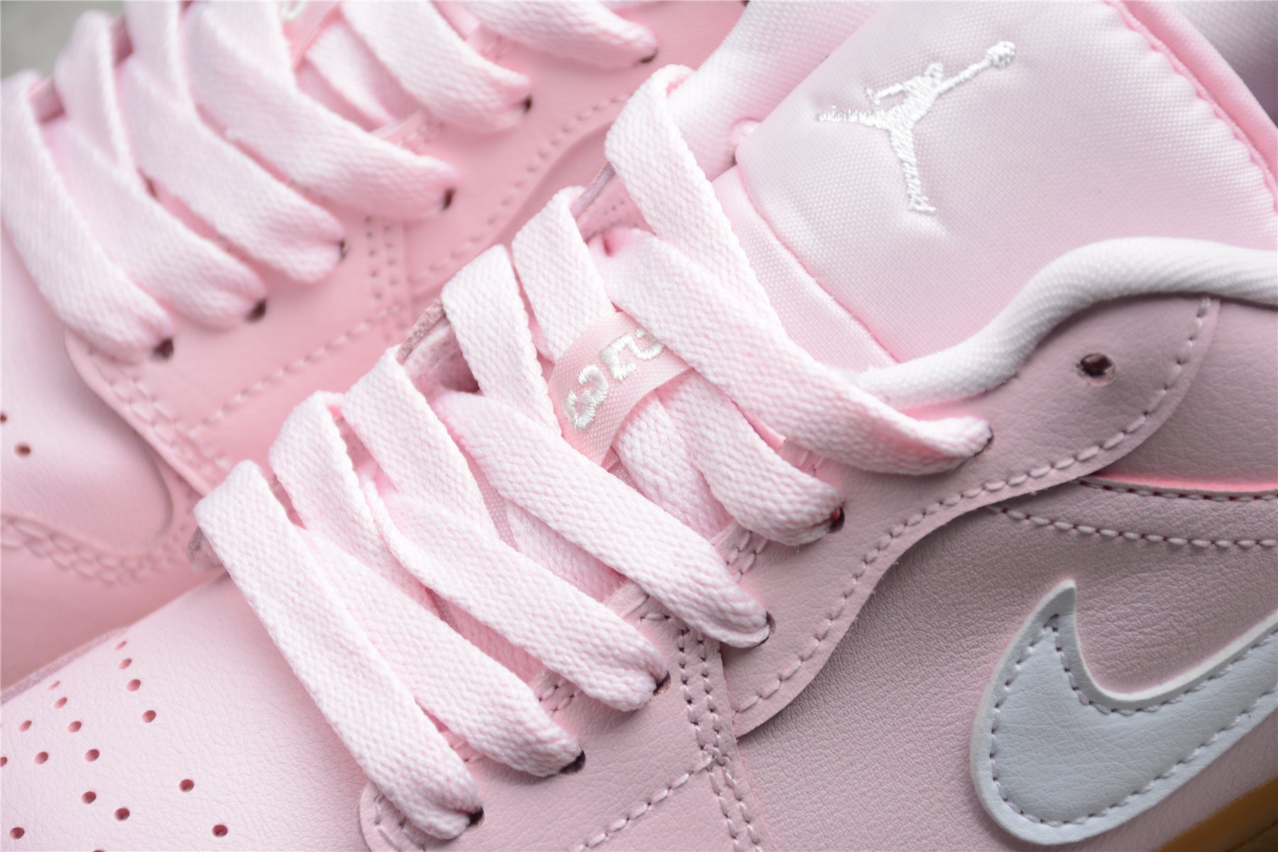 Jordan 1 Low – Rosa / Marrón