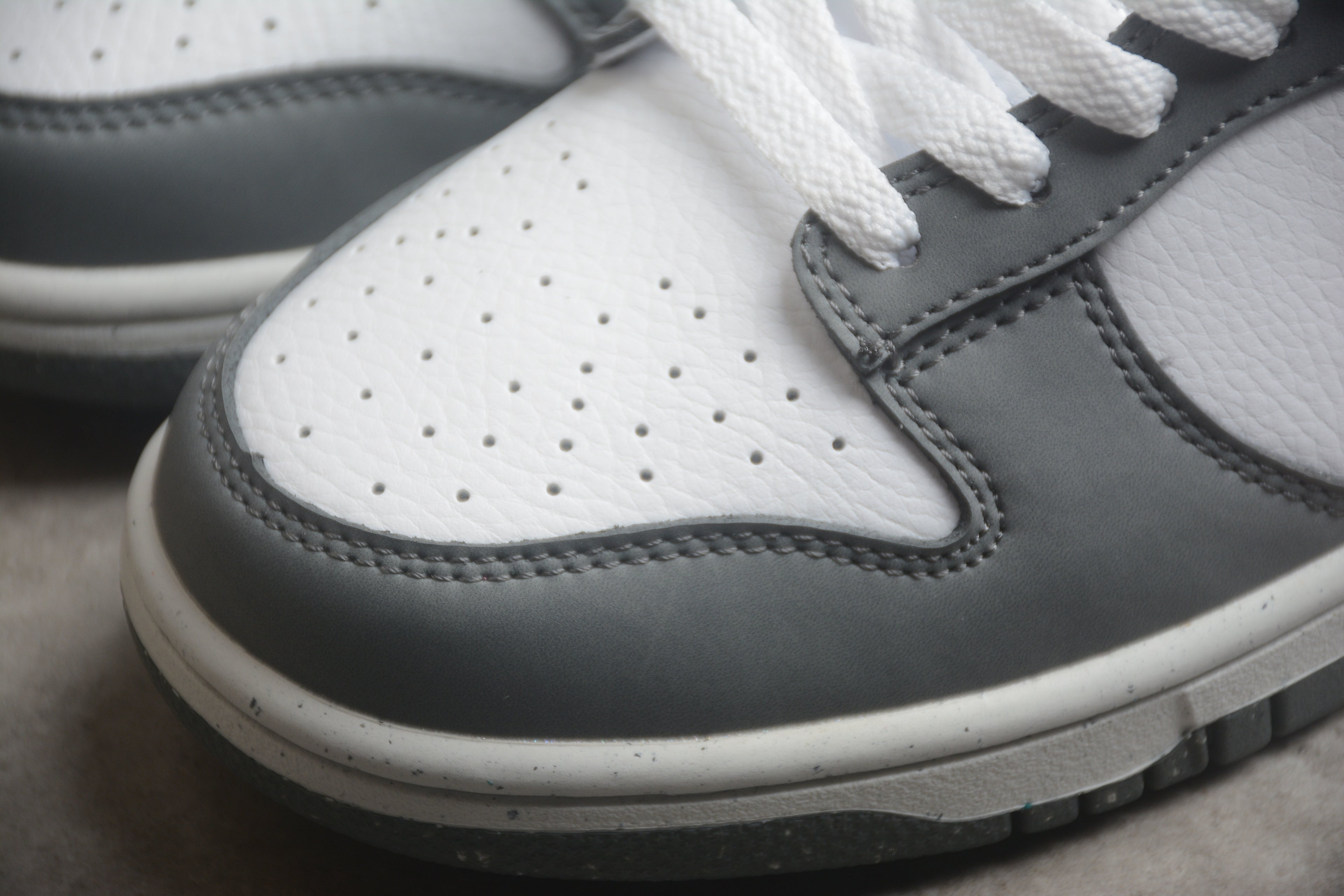Dunk SB – Gris / Blanco / Rojo