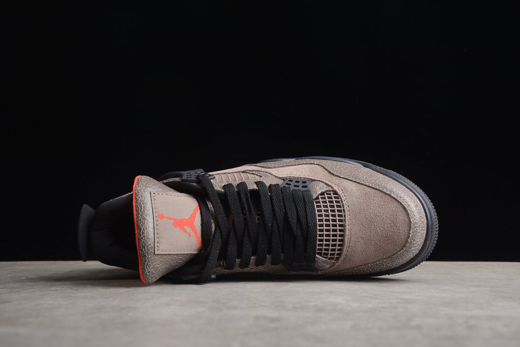 Air Jordan 4 – Marrón / Negro