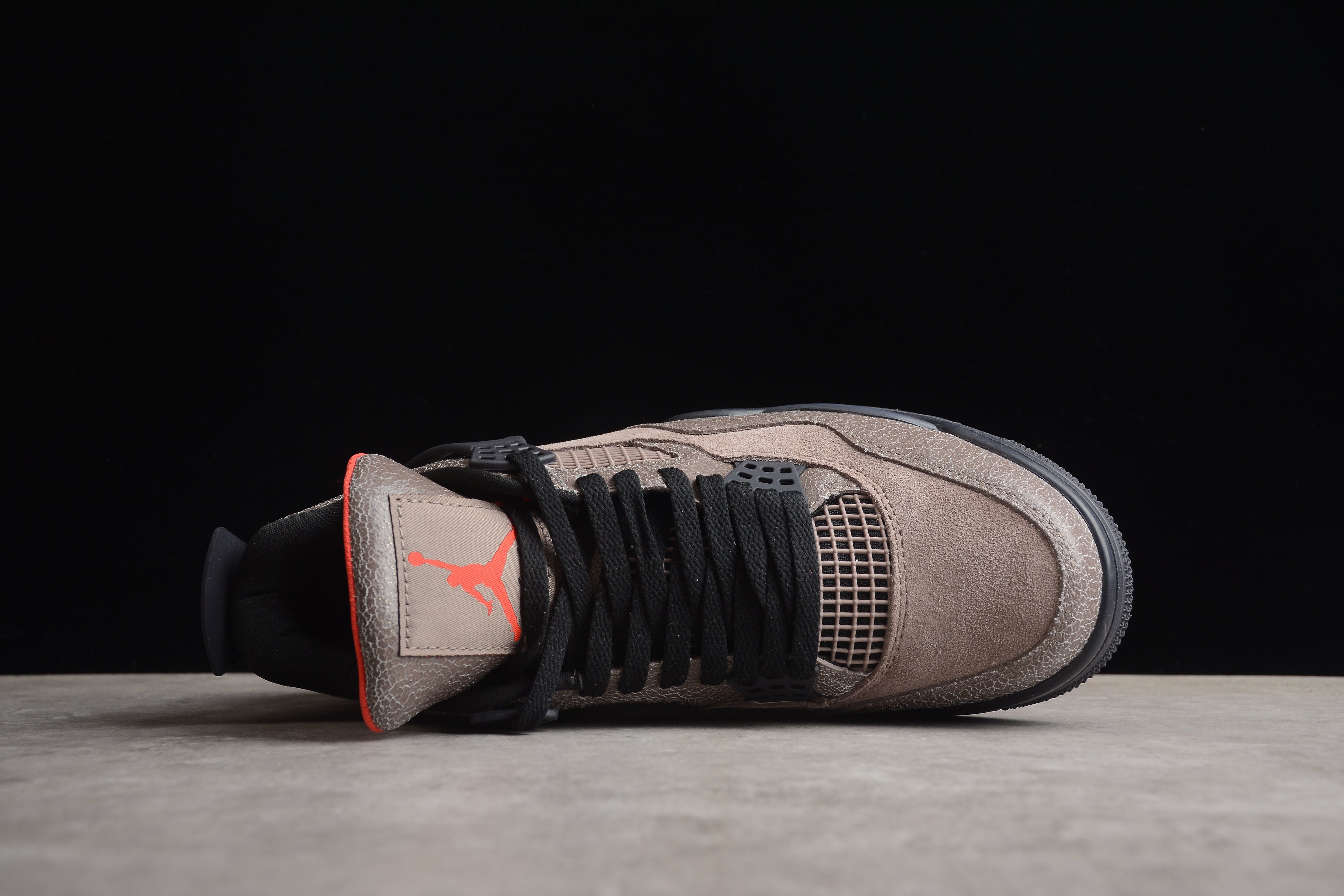 Air Jordan 4 – Marrón / Negro