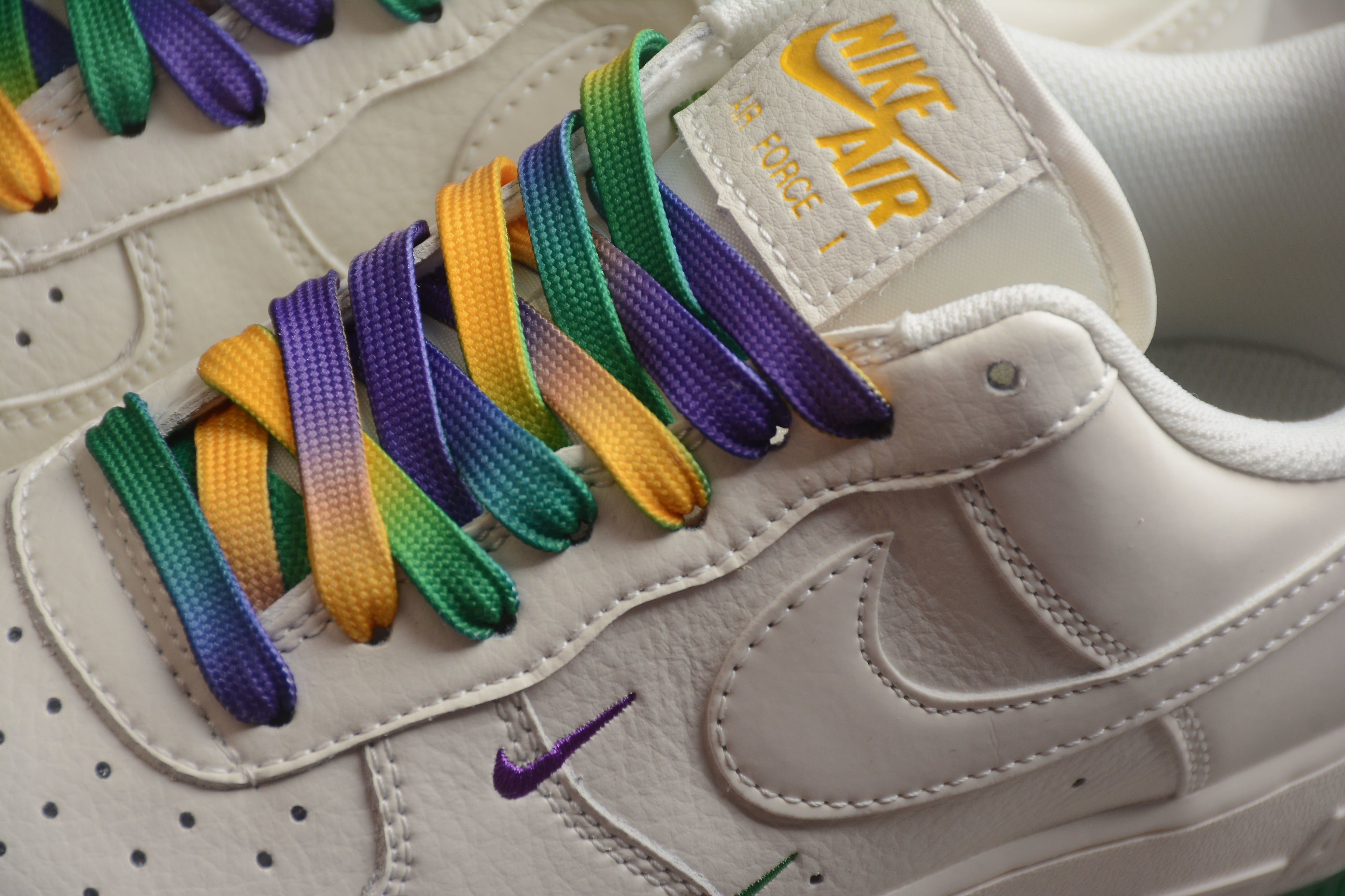 Nike Air Force 1 Low – Blanco / Verde / Lila
