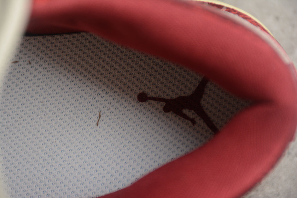 Air Jordan 1 Mid – Rojo / Beige