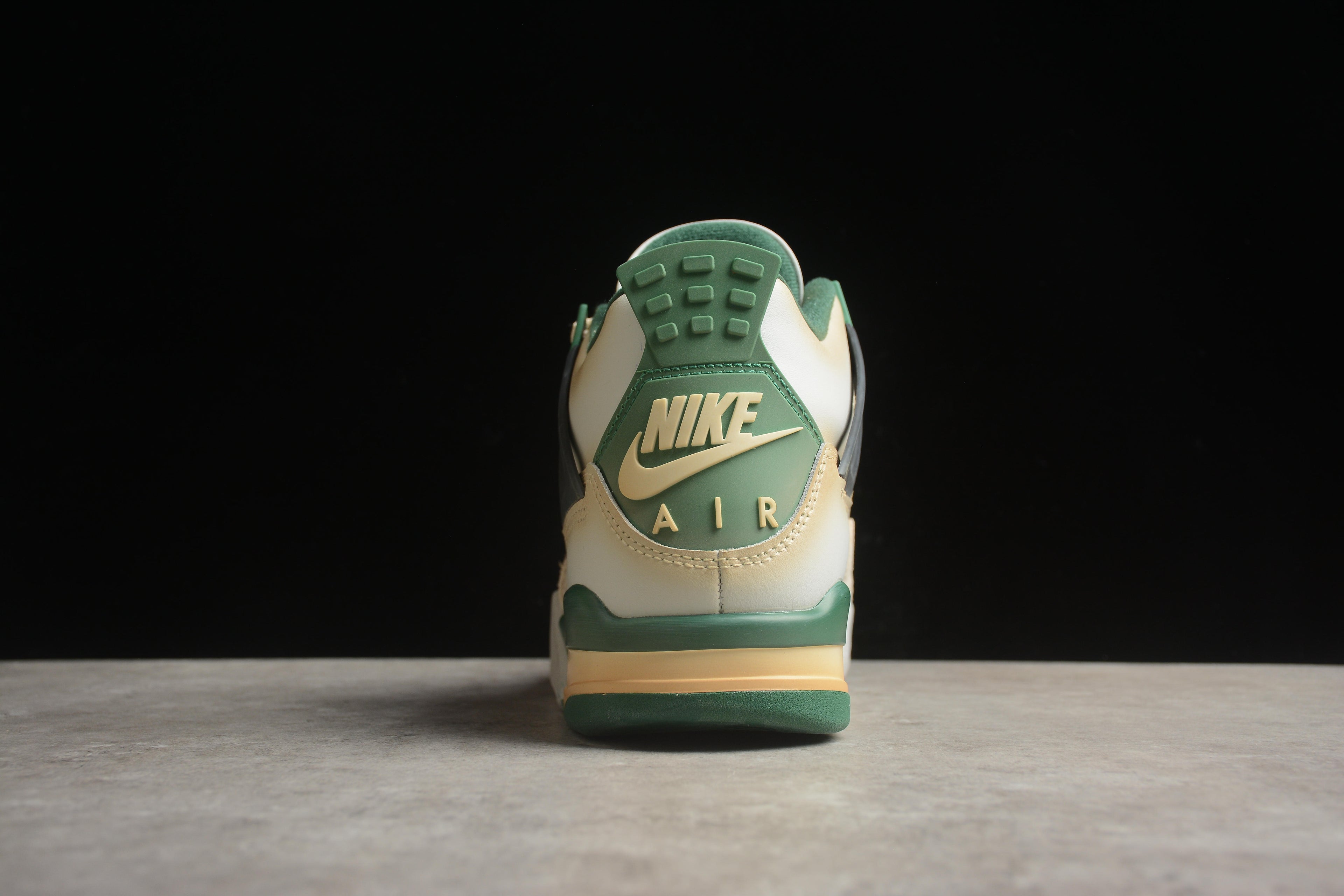 Air Jordan 4 – Beige / Verde