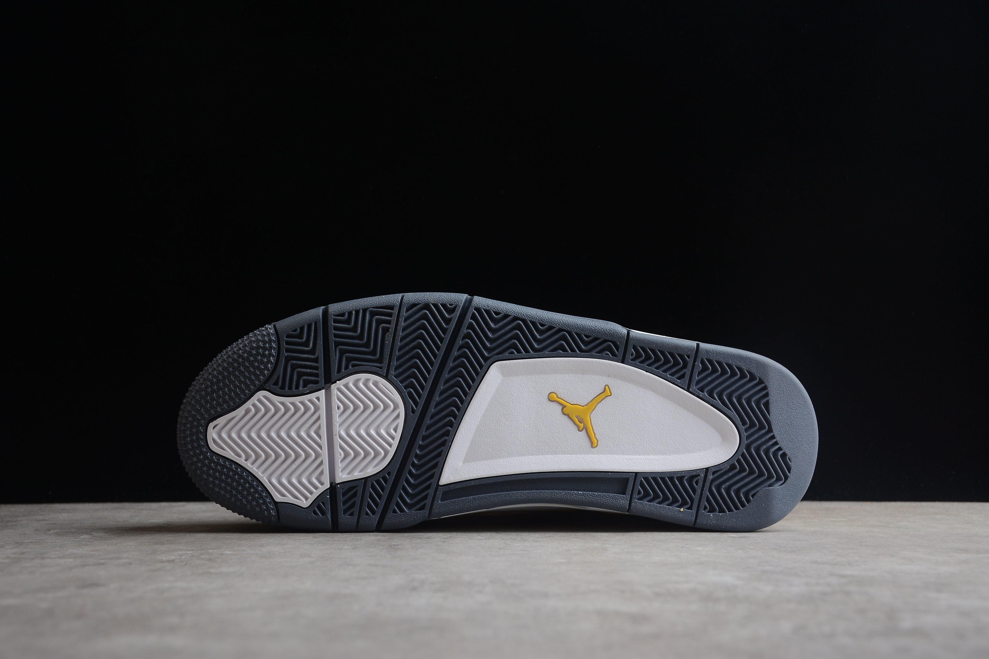 Air Jordan 4 – Amarillo / Negro