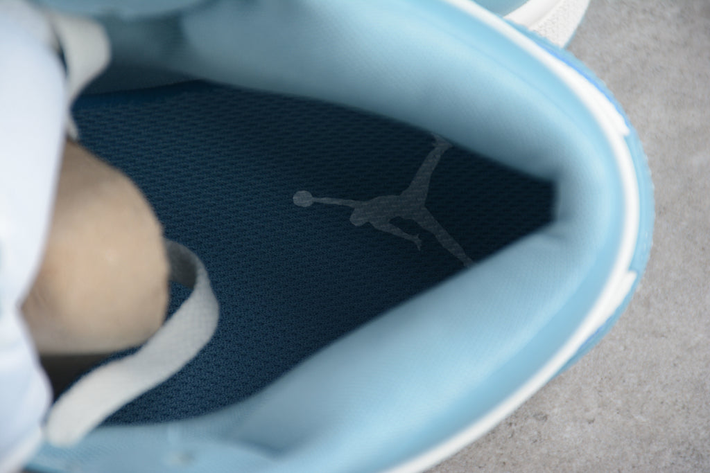 Air Jordan 1 Mid – Azul Claro / Blanco