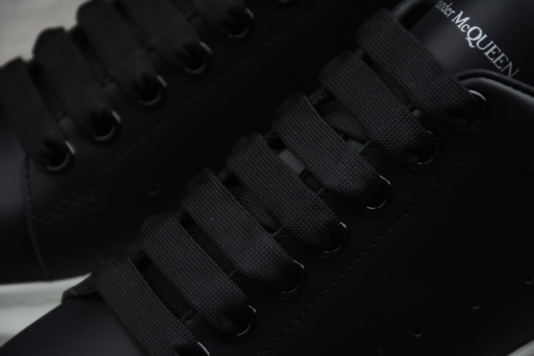 Alexander McQueen – Negro