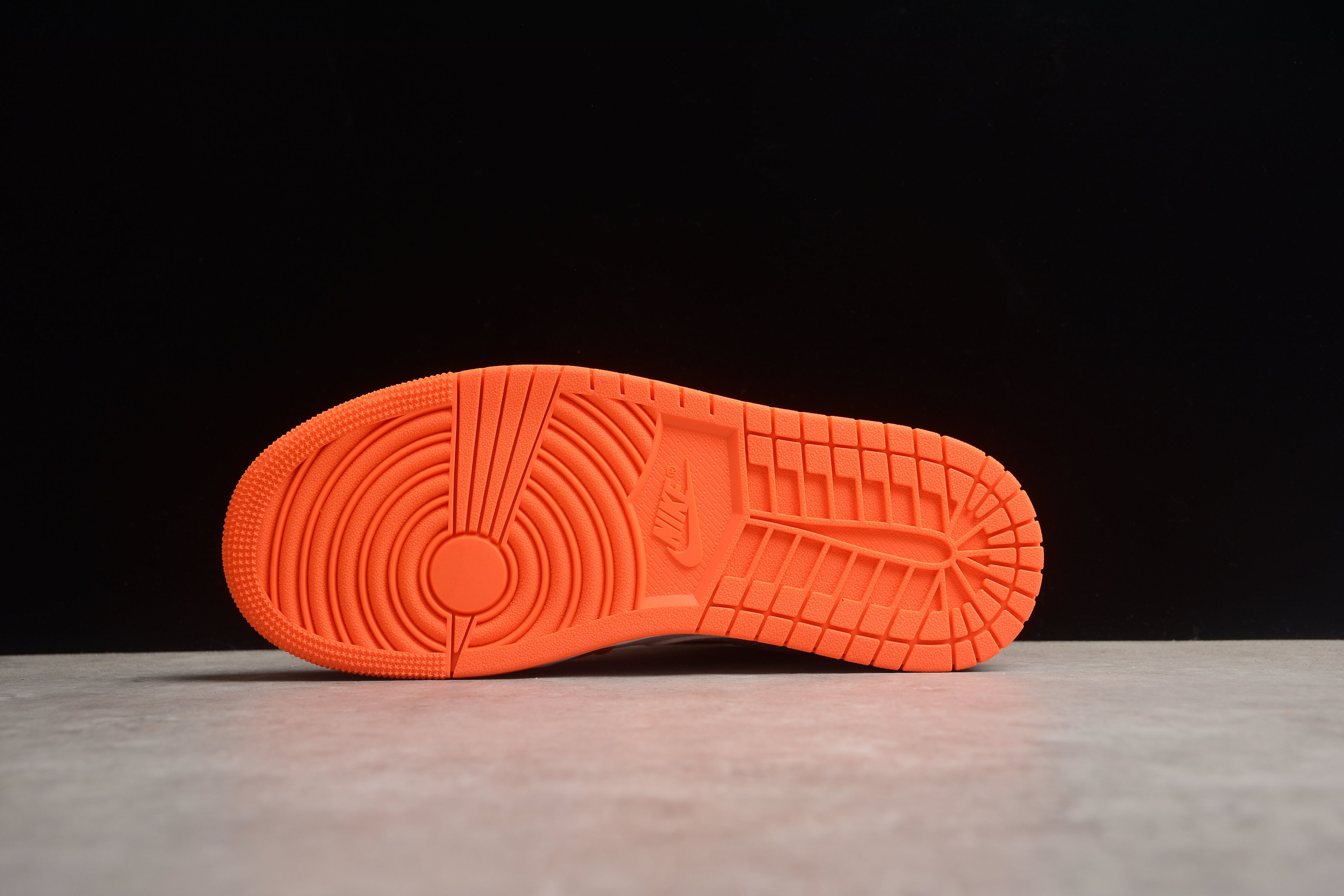 Air Jordan 1 Mid – Naranja / Blanco