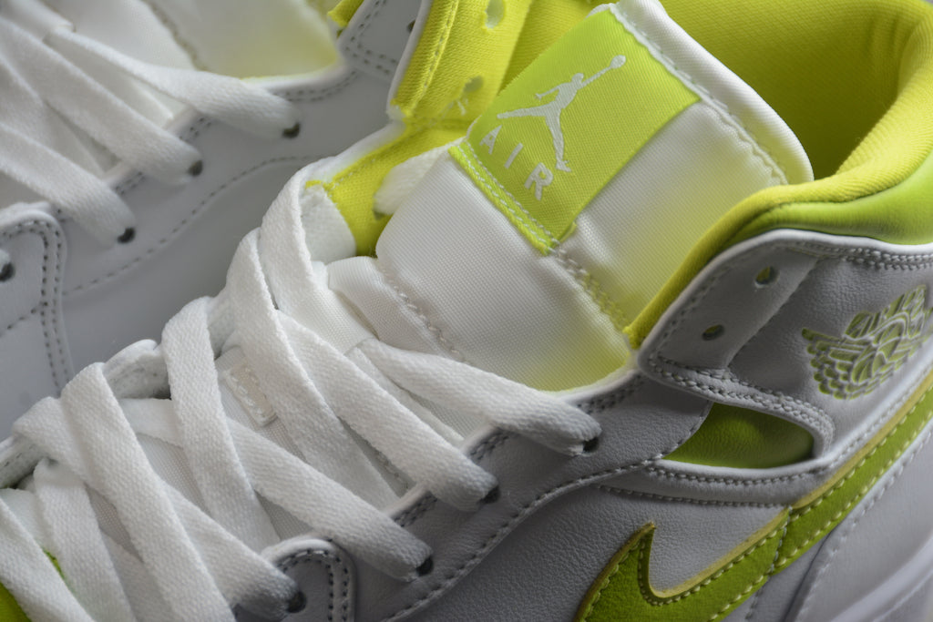 Air Jordan 1 Mid – Amarillo / Blanco