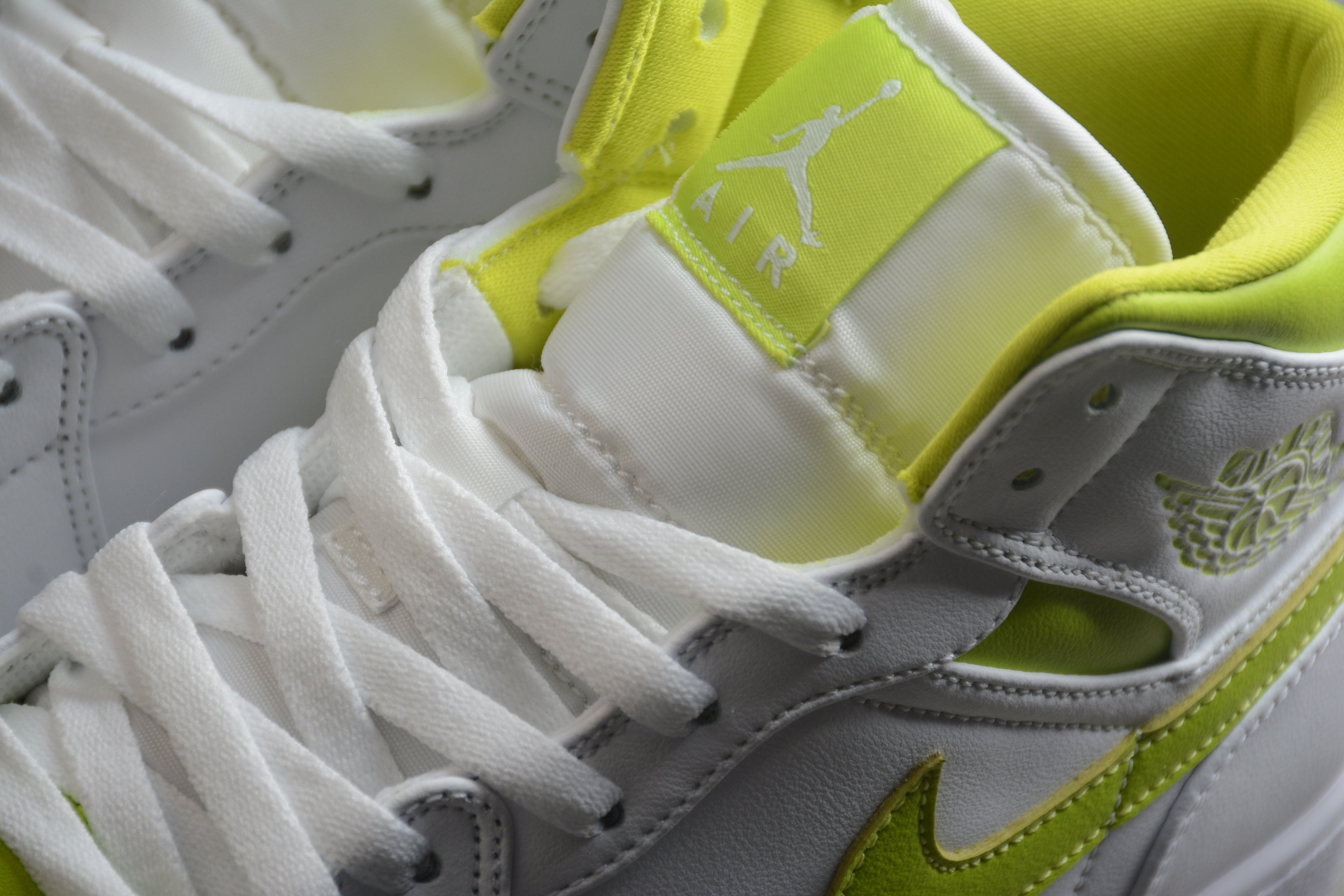 Air Jordan 1 Mid – Amarillo / Blanco