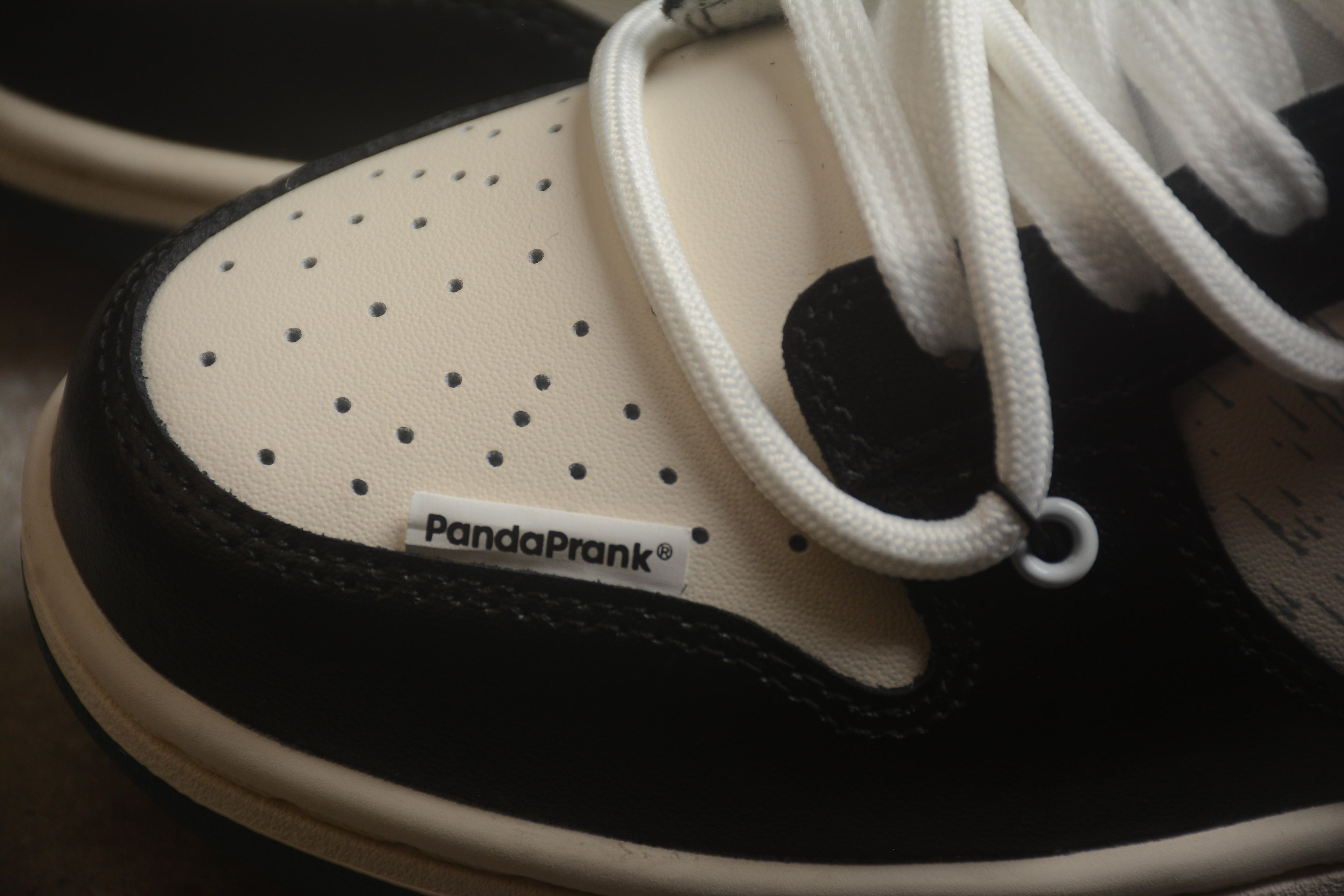 Dunk SB – Blanco / Gris / Negro