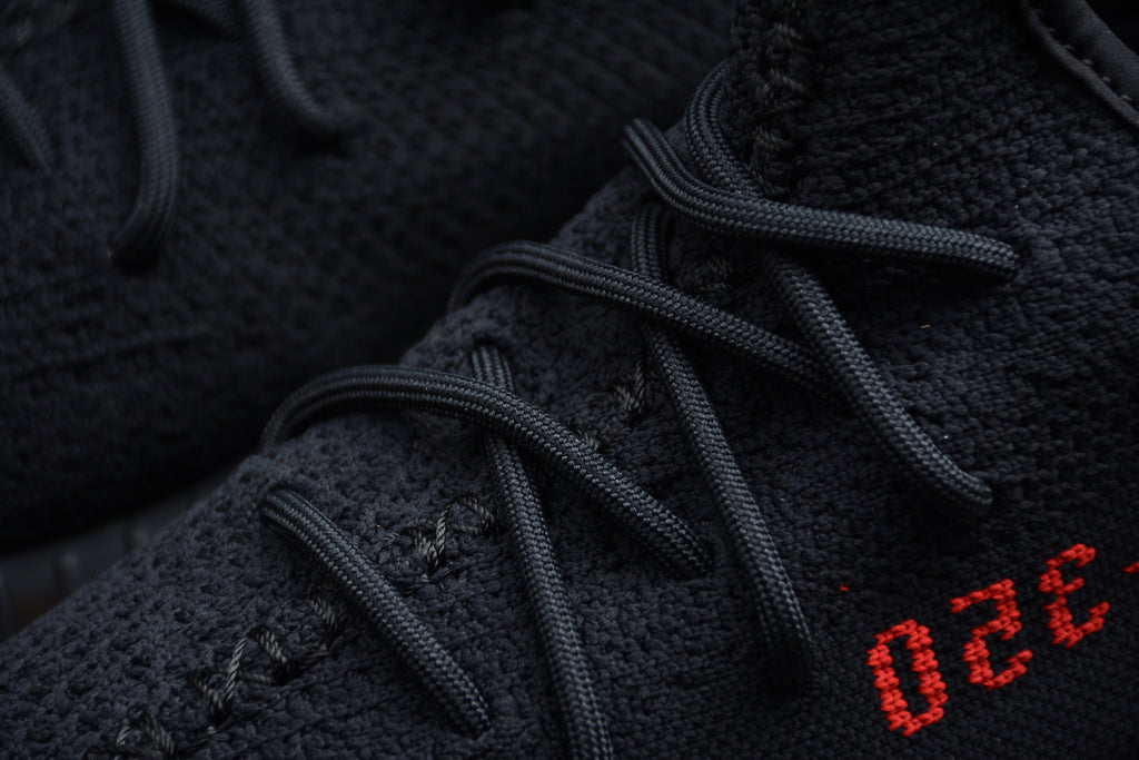 Adidas Yeezy 350 – Negro / Rojo