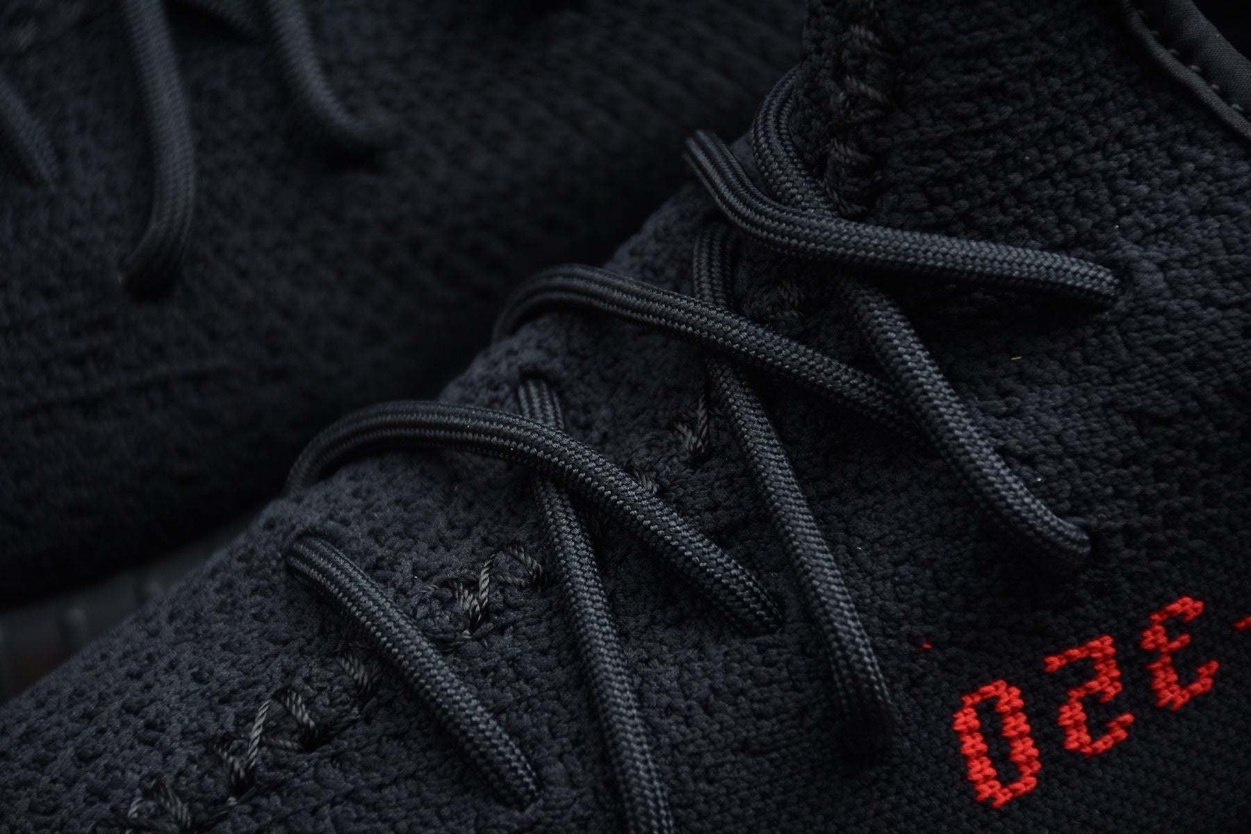 Adidas Yeezy 350 – Negro / Rojo