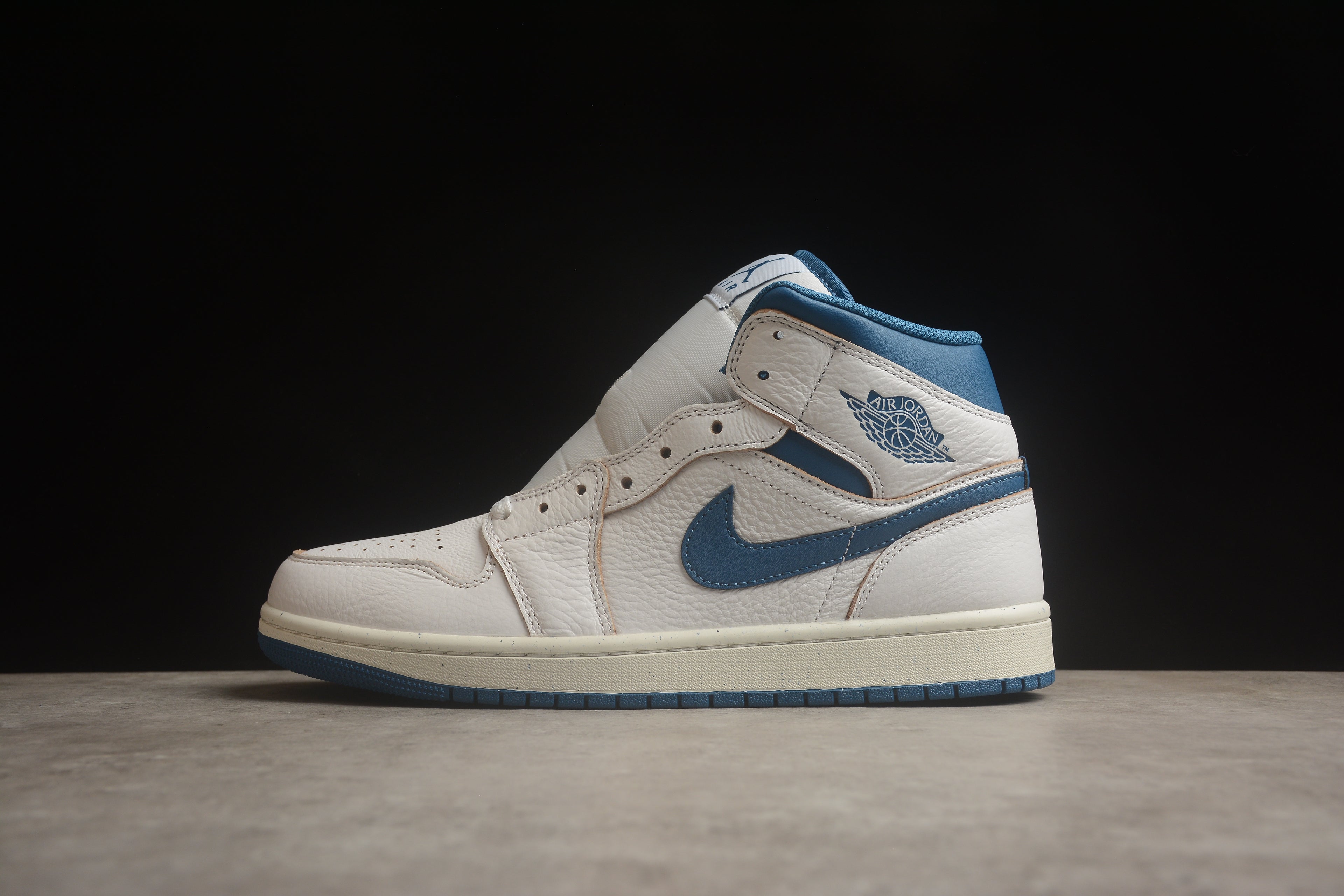 Air Jordan 1 Mid – Blanco / Azul