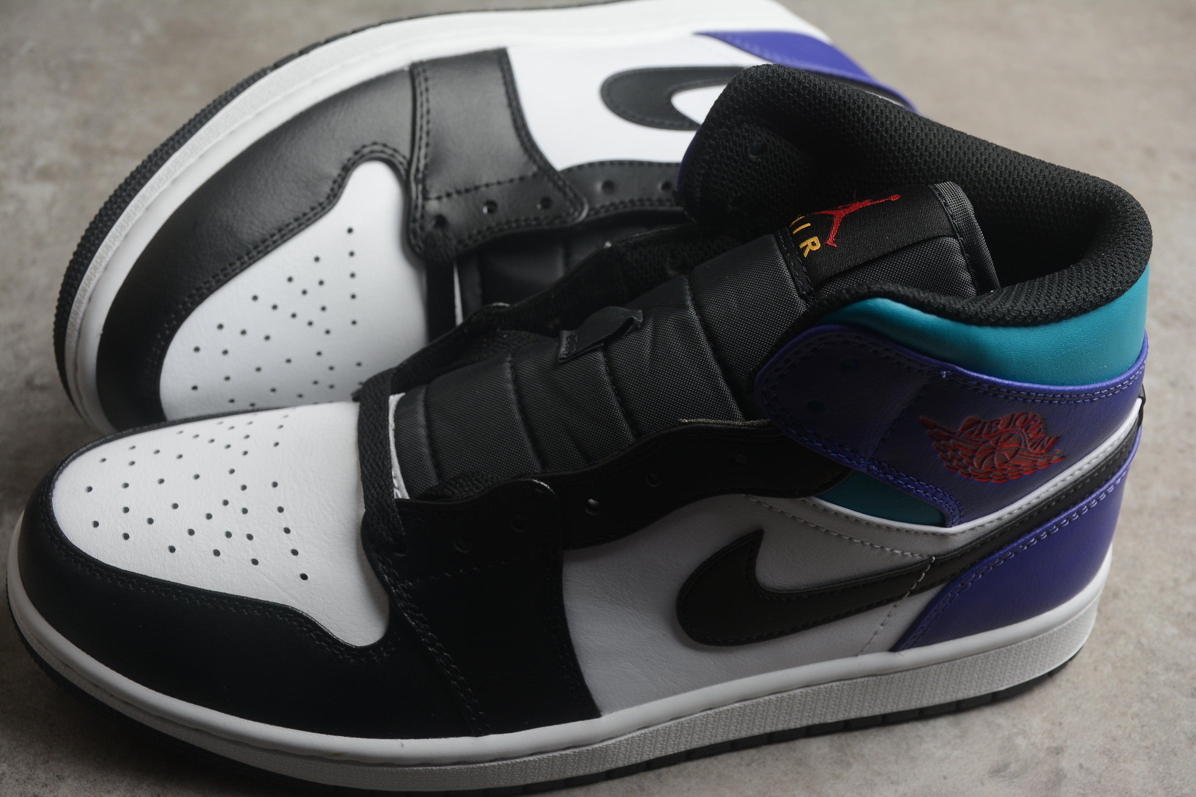 Air Jordan 1 Mid – Negro / Azul / Blanco