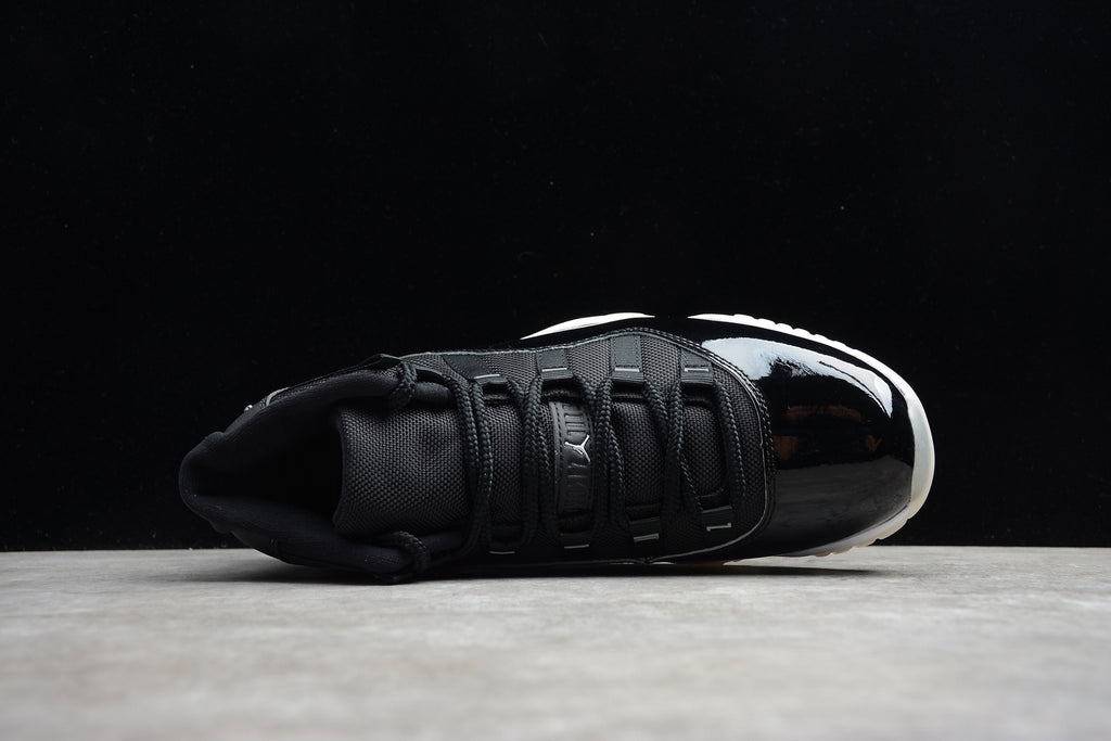 Air Jordan 11 – Negro / Blanco