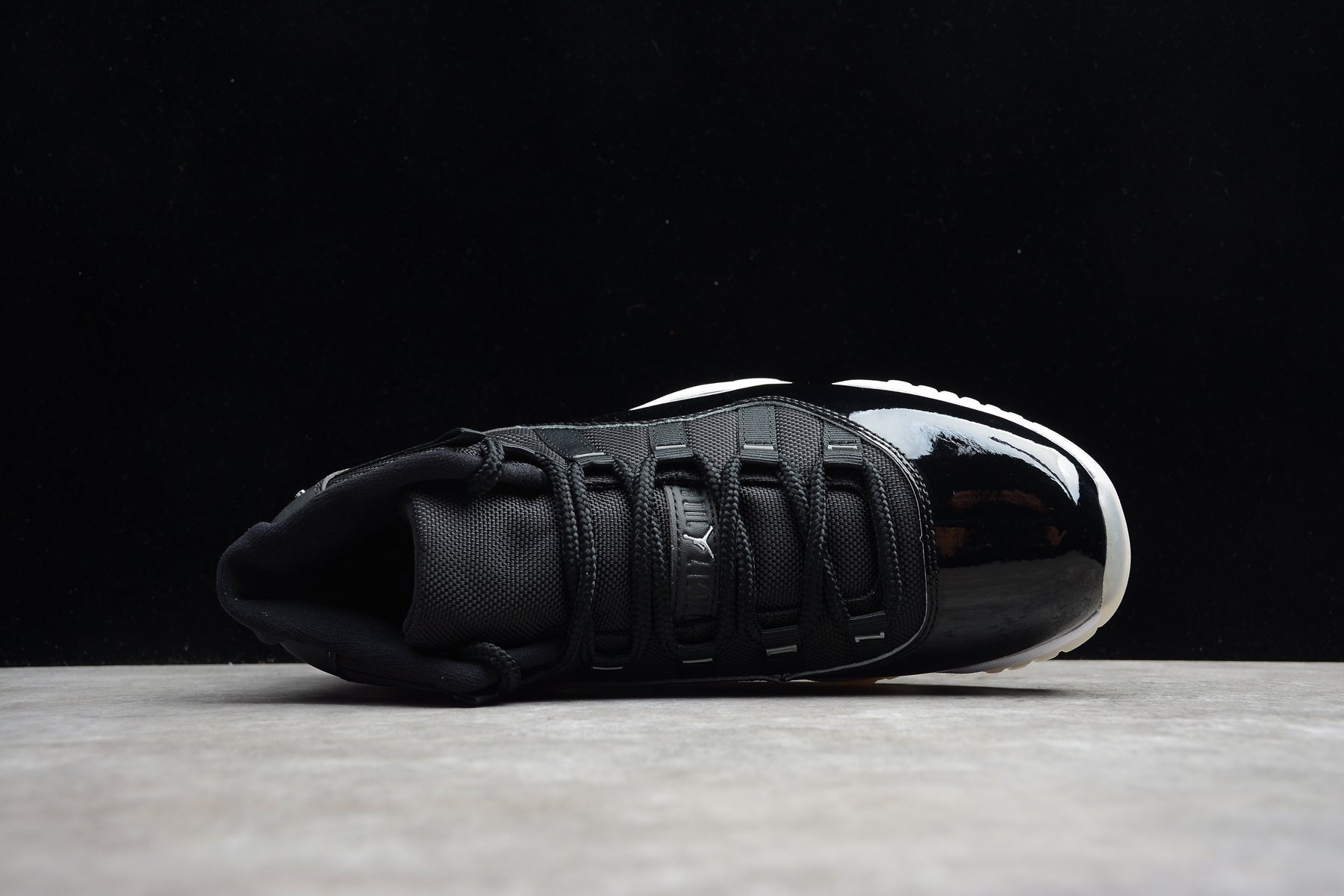 Air Jordan 11 – Negro / Blanco