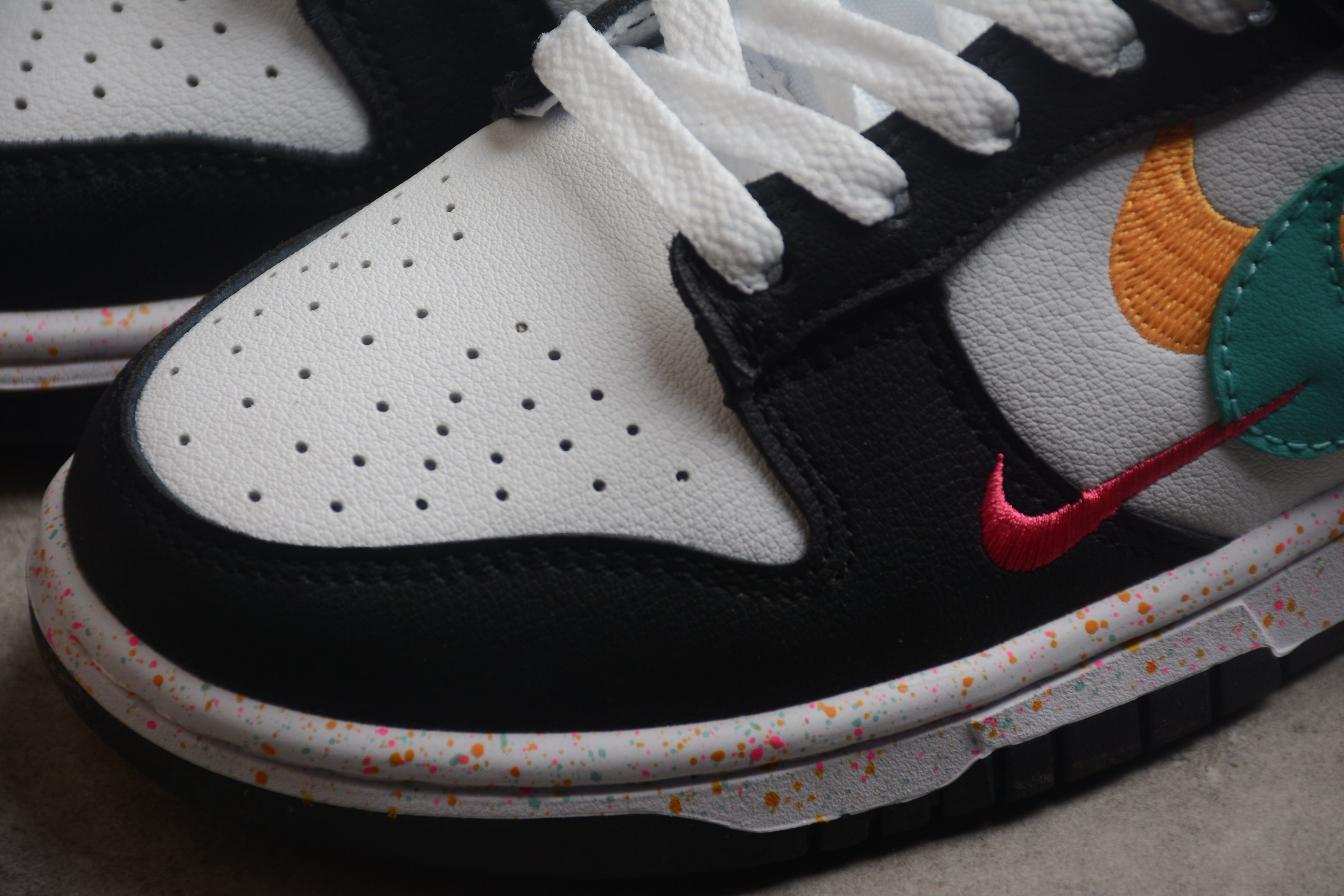 Dunk SB – Negro / Gris / Naranja / Verde