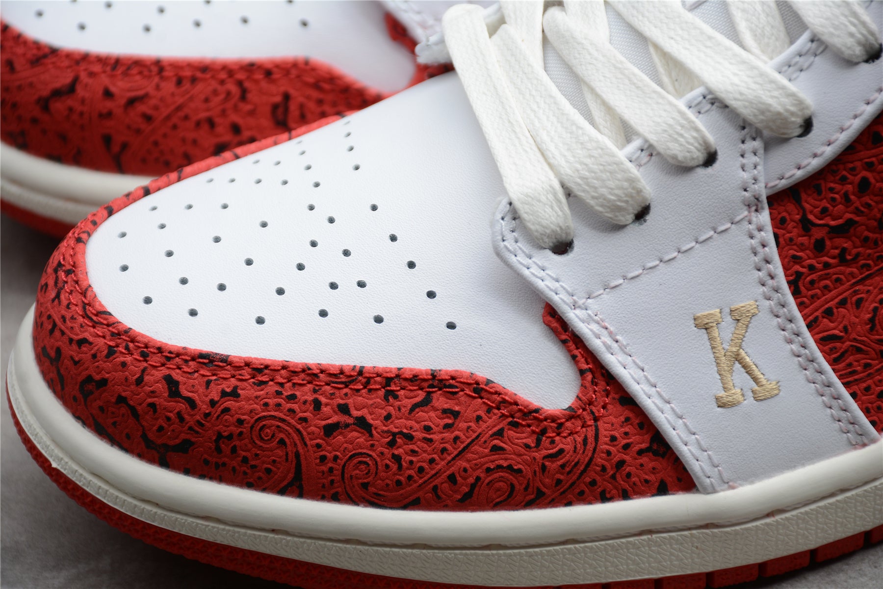 Jordan 1 Low – Rojo / Blanco / Dorado