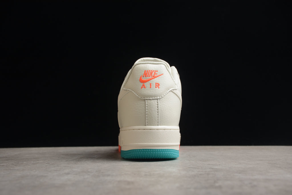 Nike Air Force 1 Low – Blanco / Naranja / Azul